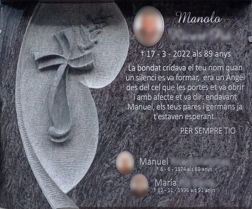 Lápida en granito  macnetic cruz personalizada tallada a mano con detalles de pajaros y biseles, realizada por Raúl Abad