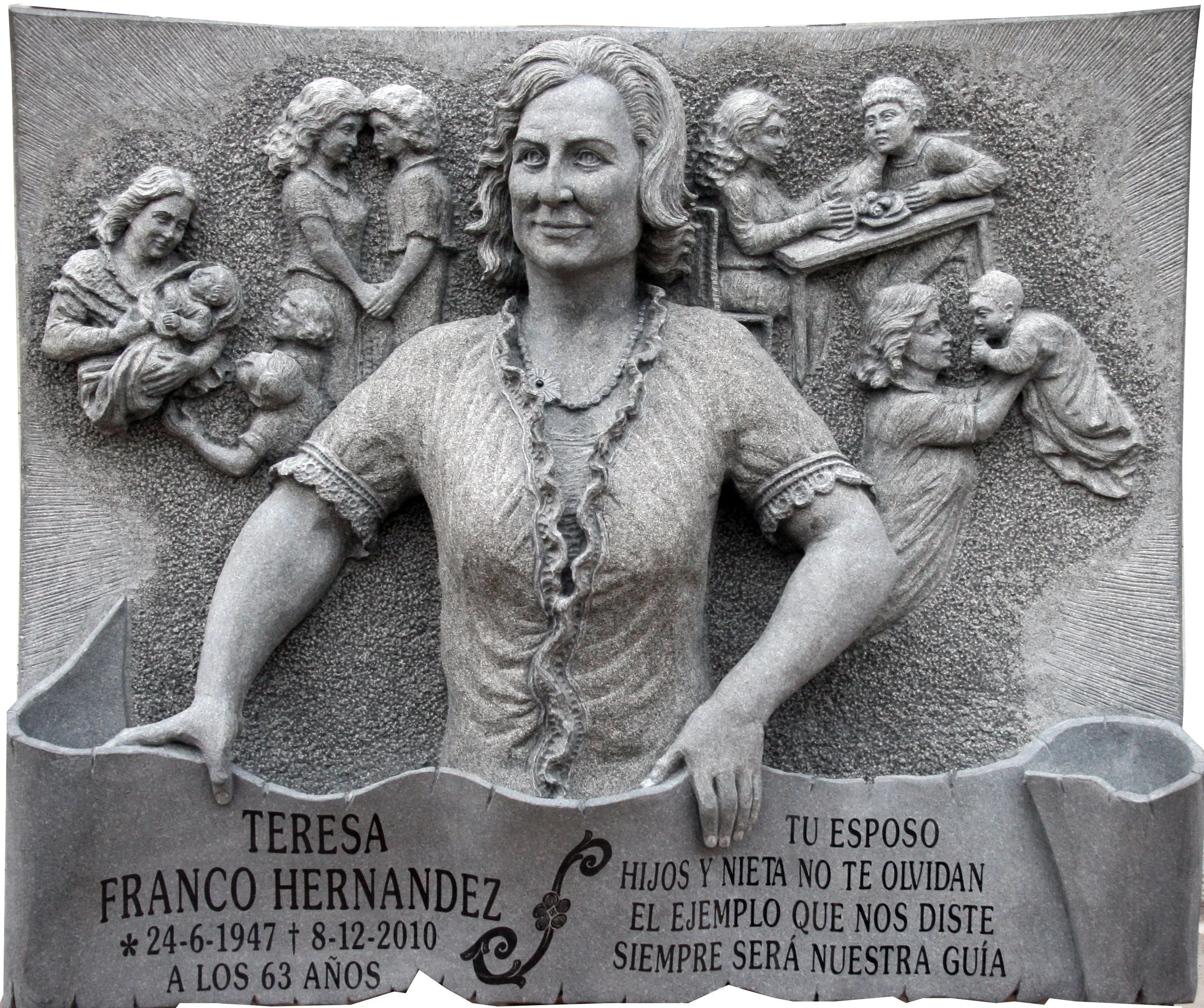Lápida en granito negro de gran grosor que permite esculpir el busto de la difunta en relieve y recrear su vida en la parte posterior. Presenta un elegante acabado mate con contraste en brillo para la inscripción tallada en relieve, e incluye cuatro 