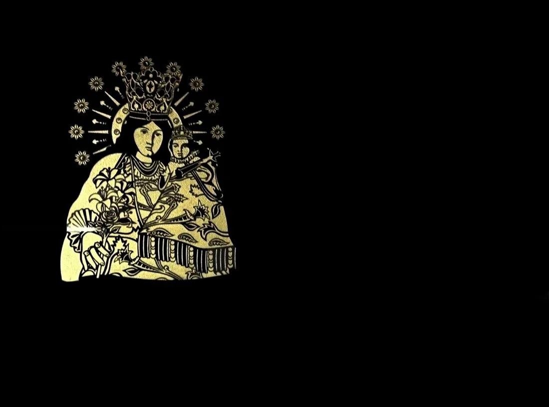 Lápida grabada mediante la técnica de chorro de arena con elegante diseño de Virgen de los Desamparados medio cuerpo. Obra artesanal realizada con precisión por el escultor Raúl Abad en nuestro taller de Alfara del Patriarca (Valencia).