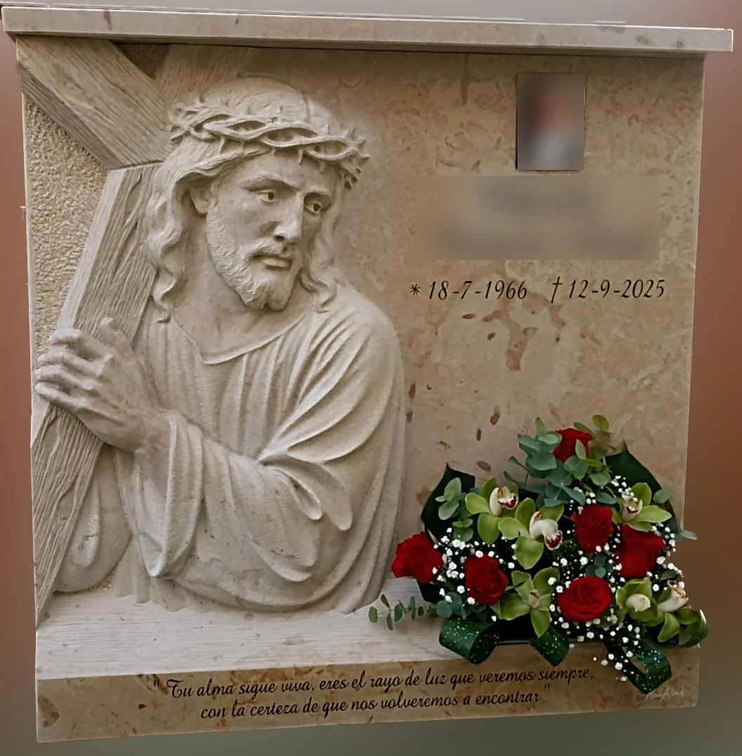 Lápida esculpida a mano en mármol cenia con Cristo con cruz  jardinera de la misma pieza de alta calidad por el escultor Raúl Abad
