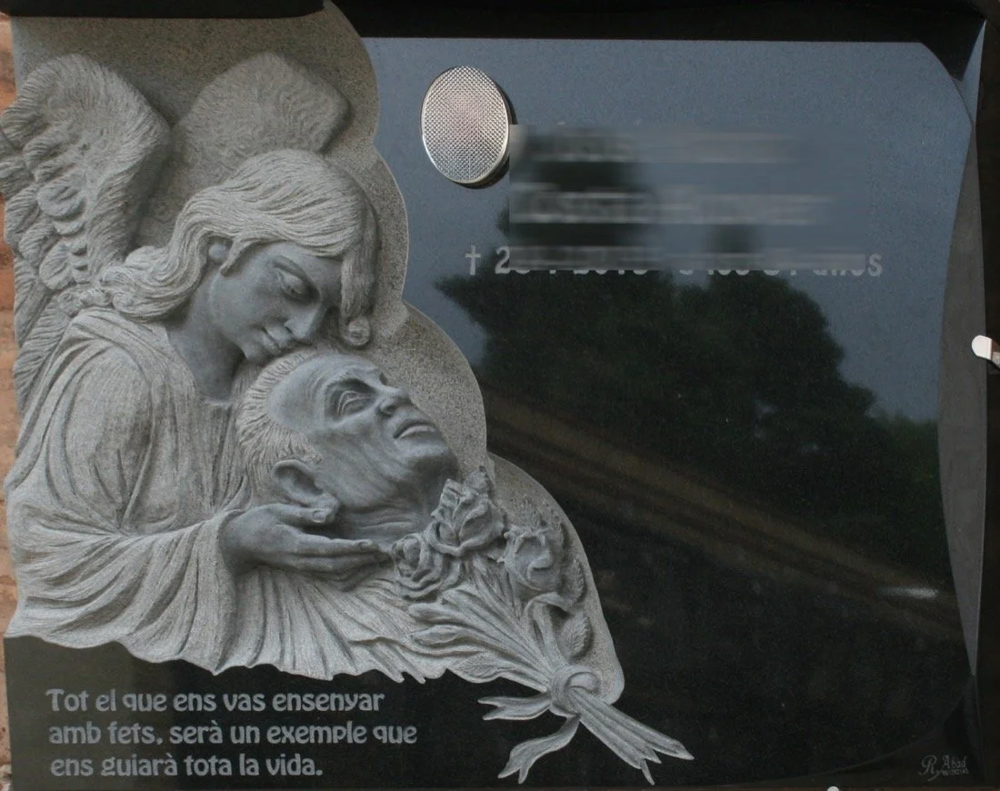Lápida esculpida artesanalmente en granito negro, que representa con gran delicadeza una escena conmovedora: un ángel sosteniendo al difunto. Un diseño profundamente personalizado, fruto de un minucioso proceso creativo junto a la familia a través de