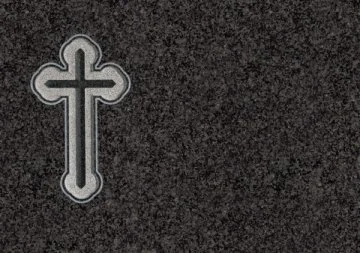 Lápida en granito sudafrica con un diseño de cruz , que presenta un sofisticado relieve plano contrastado con un fondo picado artesanalmente. Esculpida por el escultor Raúl Abad en nuestro taller de Alfara del Patriarca (Valencia).