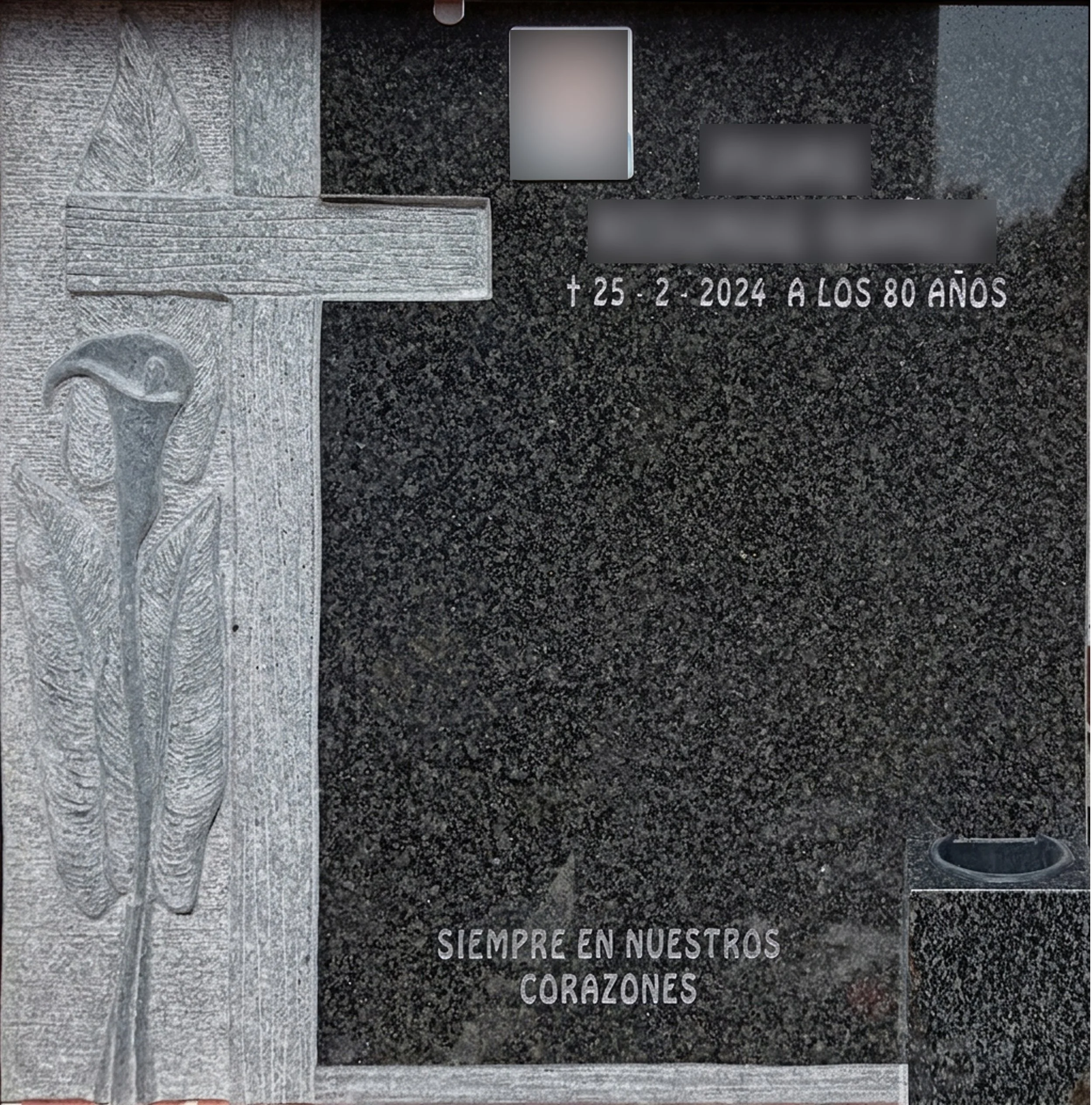Lápida en granito Sudáfrica con cruz y diseño floral de cala en bajorrelieve sobre un fondo repicado de acabado mate. Presenta un elegante contraste al combinarlo con zonas pulidas donde van la fotografía, las inscripciones y el búcaro. Pieza de arte