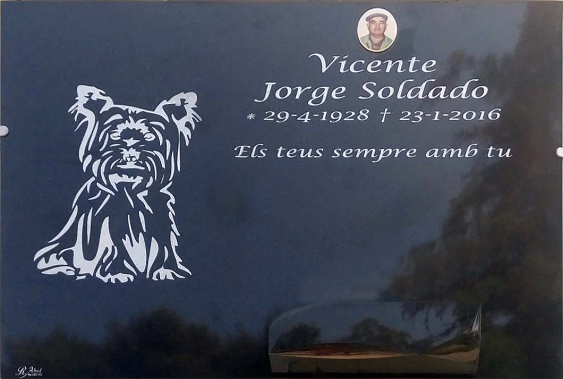 Lápida en negro grabada mediante la técnica de chorro de arena con un elegante diseño un perro. Obra artesanal realizada con precisión por el escultor Raúl Abad en nuestro taller de Alfara del Patriarca (Valencia).