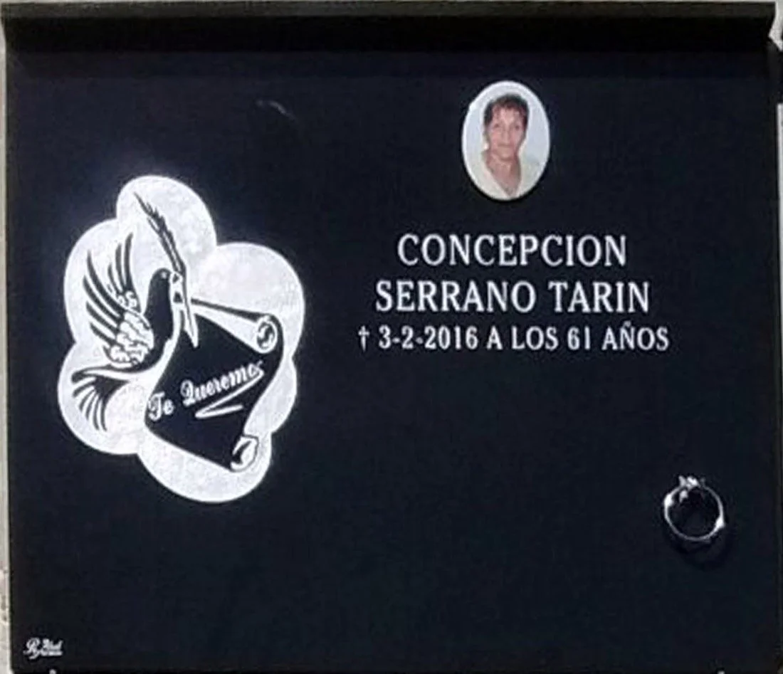 Lápida en granito negro grabada mediante la técnica de chorro de arena el grabado compuesto por paloma con pergamino y contorno. Obra artesanal realizada con precisión por el escultor Raúl Abad en nuestro taller de Alfara del Patriarca (Valencia).