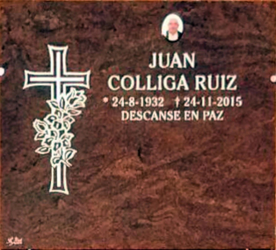 Lápida en granito rojo multicolor grabada mediante la técnica de chorro de arena con un elegante diseño de cruz y motivos florales. Obra artesanal realizada con precisión por el escultor Raúl Abad en nuestro taller de Alfara del Patriarca (Valencia).