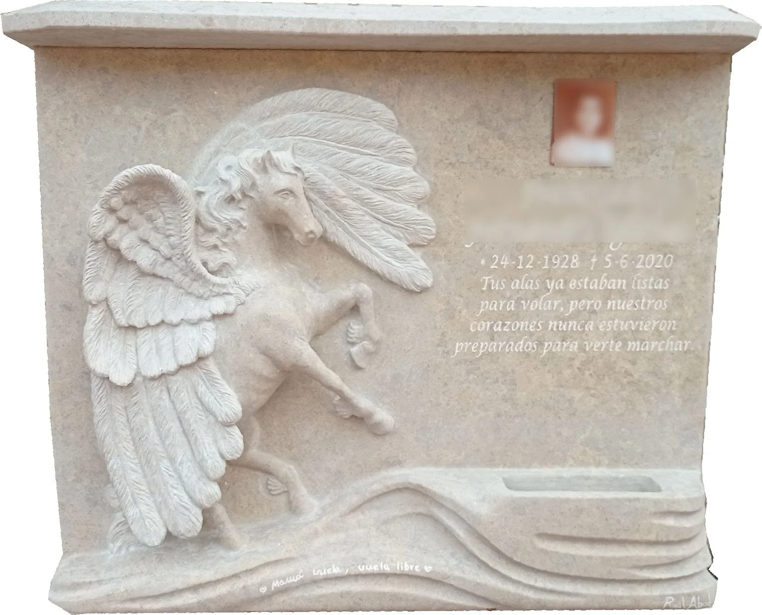 Lápida esculpida a mano en mármol cenia con detalle de Pegaso jardinera de la misma pieza de alta calidad por el escultor Raúl Abad