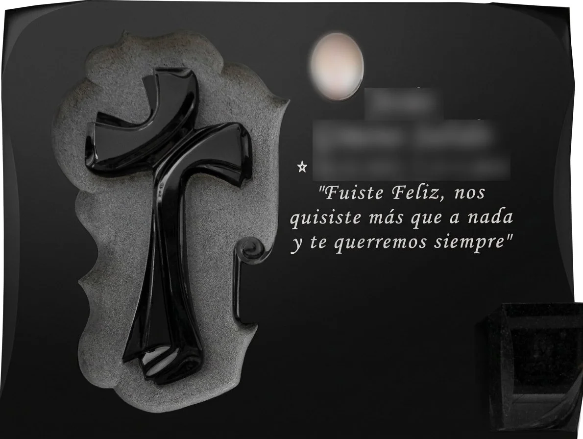 Lápida en granito negro con una cruz tallada que incluye un elegante detalle de voluta. El conjunto está rematado con finos biseles perimetrales e incorpora un búcaro a juego. Una cuidada obra de arte funerario de diseño clásico y artesanal, elaborad