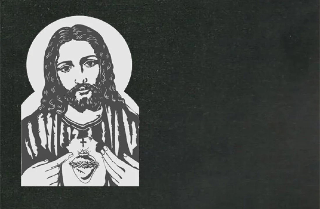 Lápida en negro grabada mediante la técnica de chorro de arena con Corazón de Jesús Obra artesanal realizada con precisión por el escultor Raúl Abad en nuestro taller de Alfara del Patriarca (Valencia).