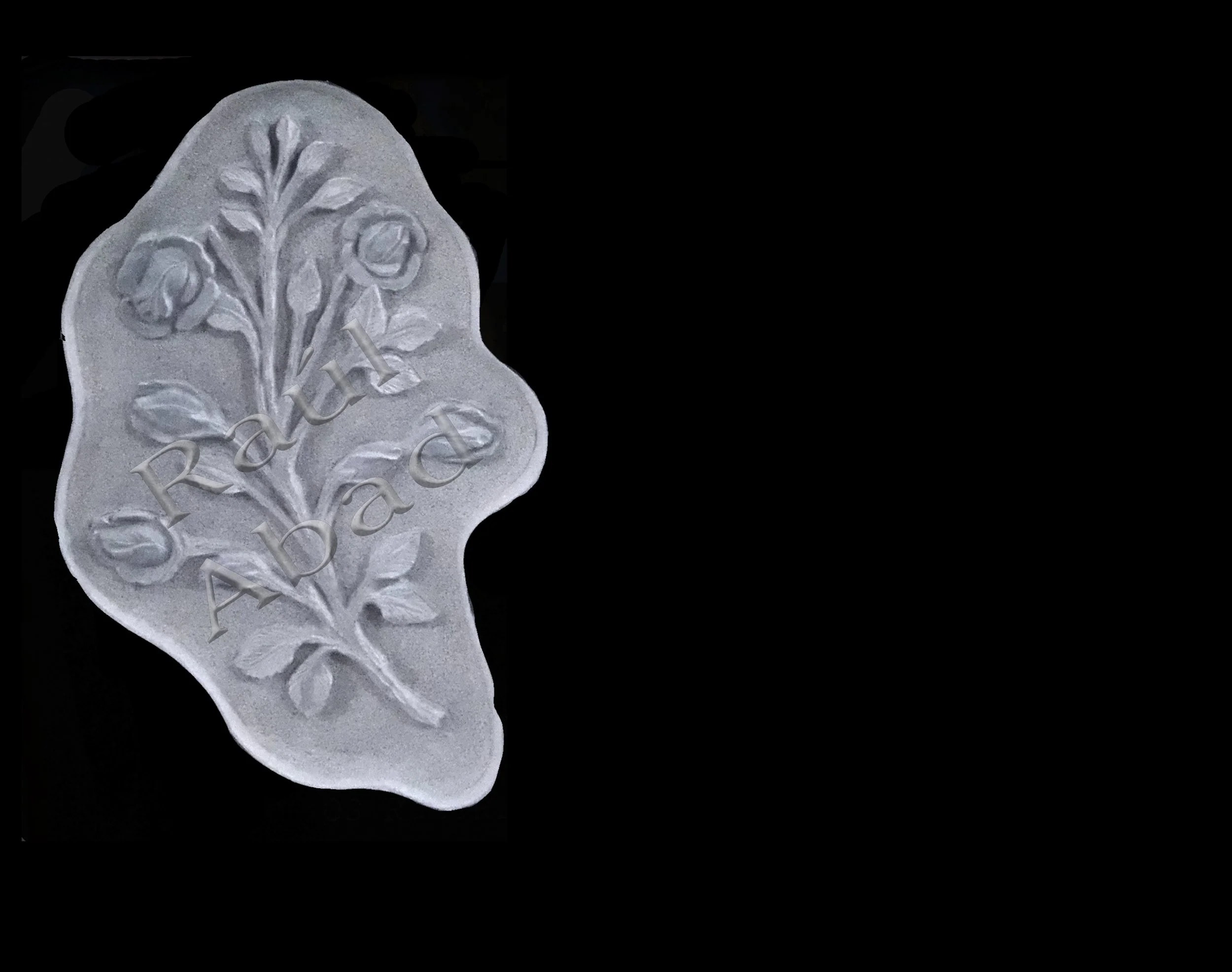 Escultura en relieve de ramo de flores tallada a mano en granito negro. Obra artesanal realizada por el escultor Raúl Abad en nuestro taller de Alfara del Patriarca (Valencia).
