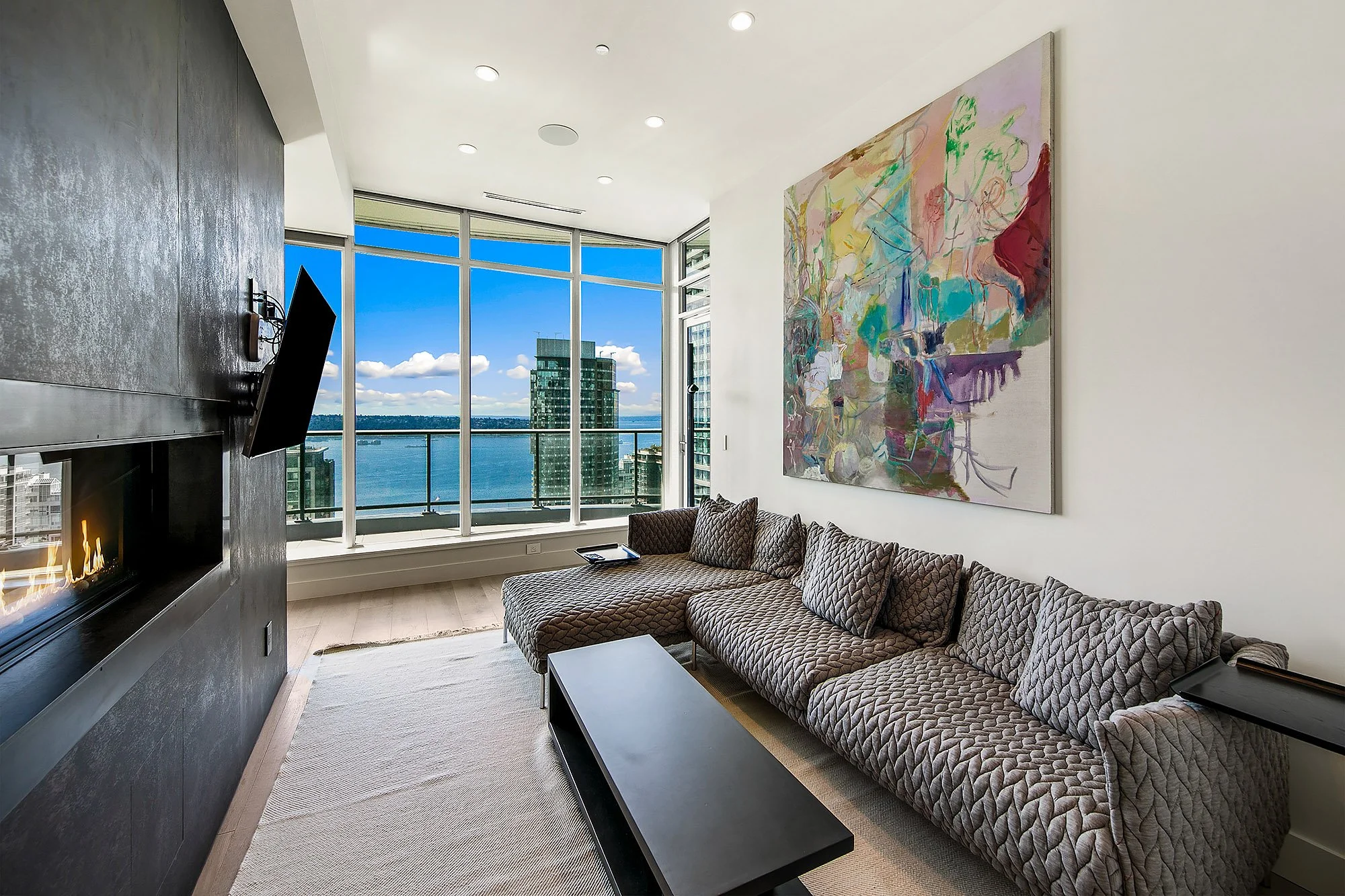 Escala Penthouse #202 - Daylight (30).jpg