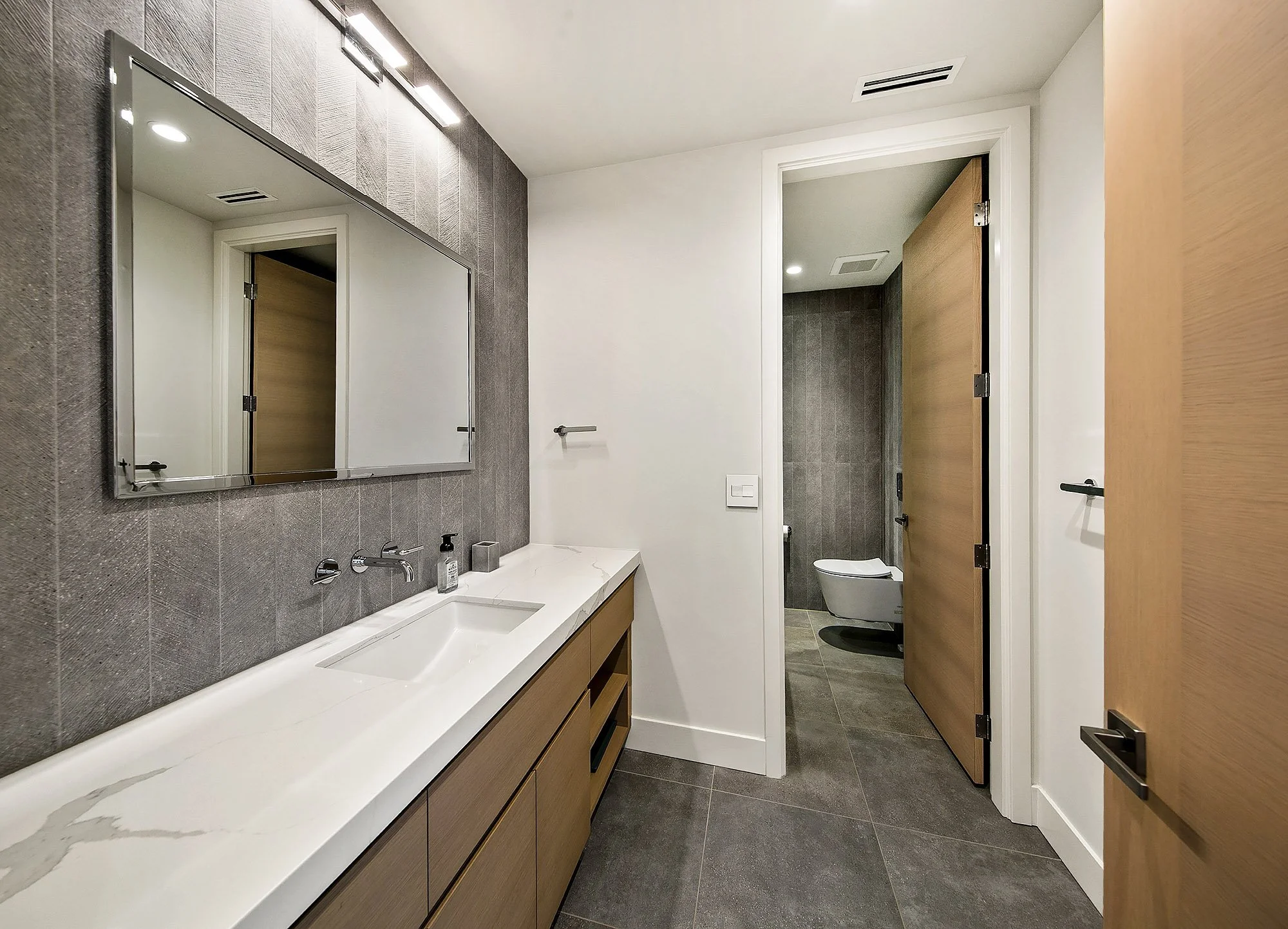 Escala Penthouse #202 - Daylight (46).jpg