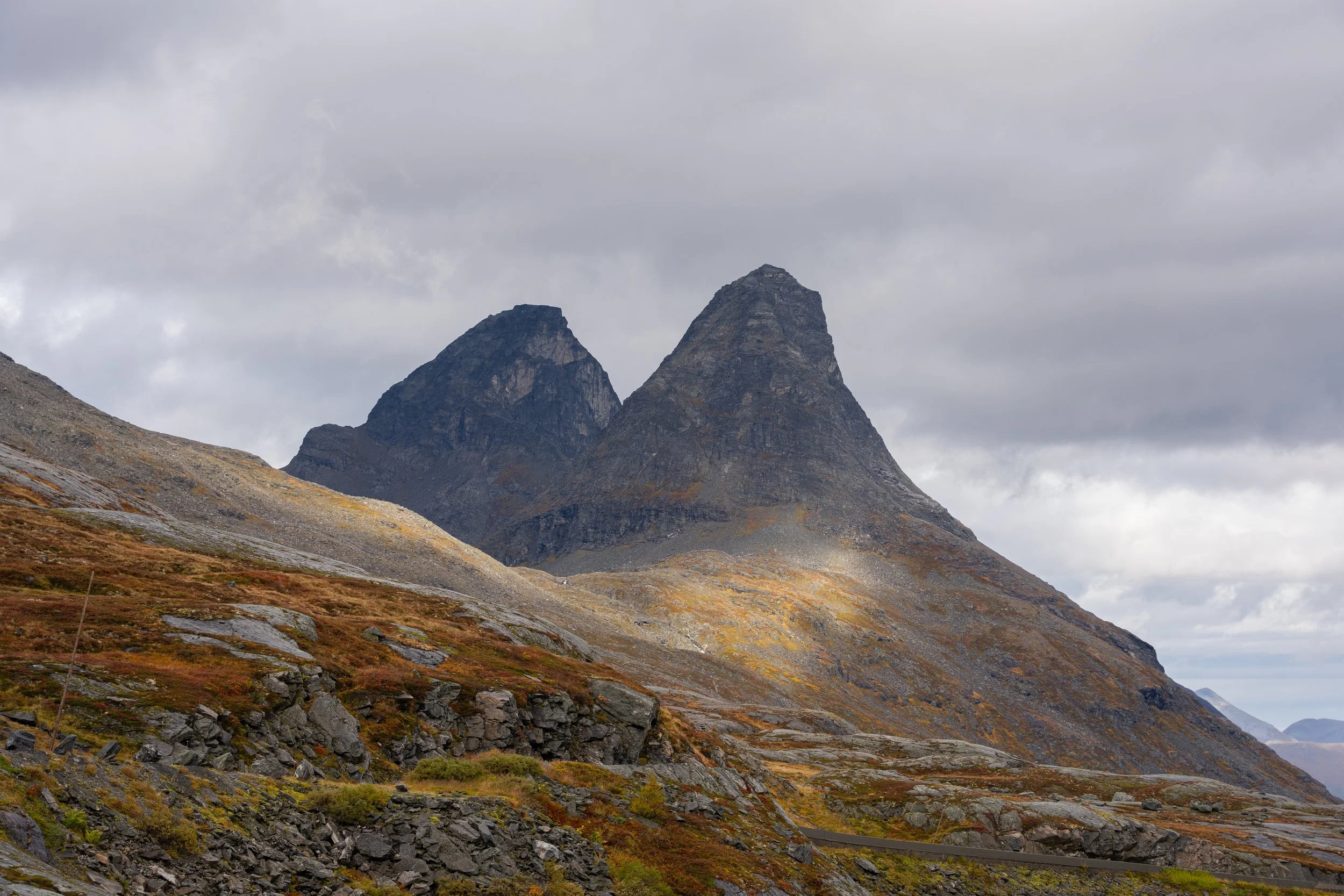 Berglandschaft mit Nebel in Norwegen – Landschaftsfotografie