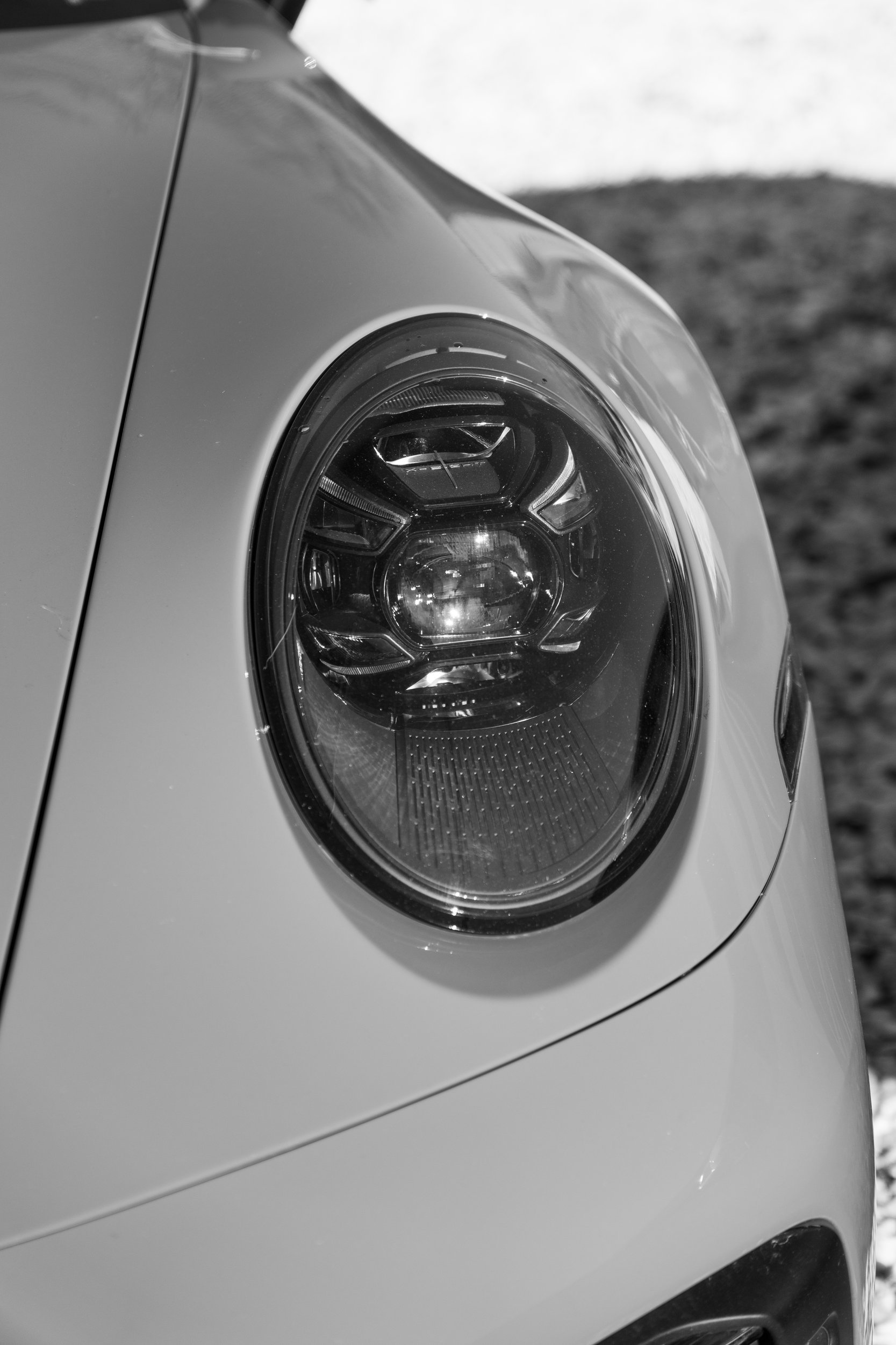 Scheinwerfer eines Porsche 911 in Schwarzweiß – Detailaufnahme