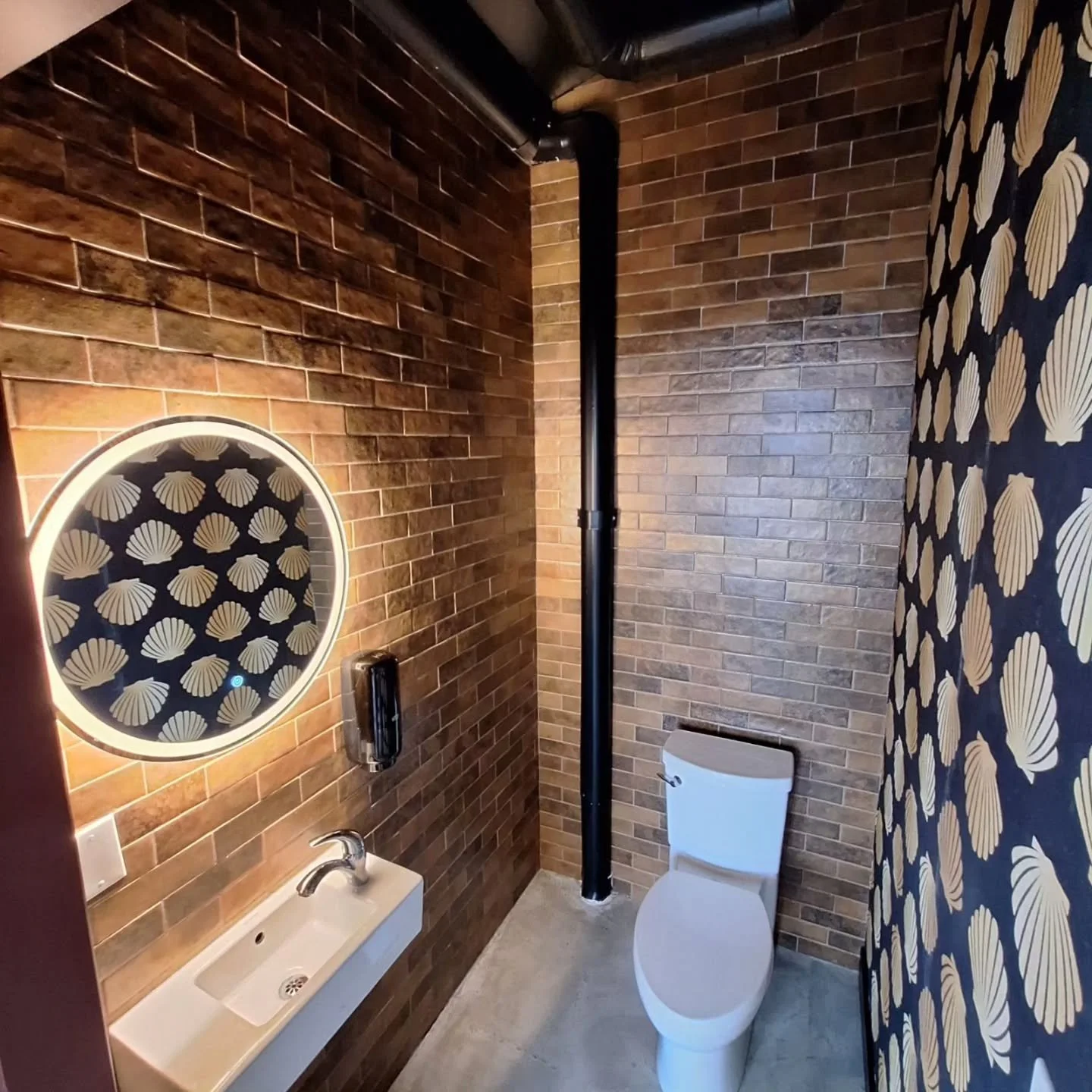 I had a ton of fun tiling this washroom for The Station Wine Bar. The gold glitter grout adds a little extra sparkle to all that warm, earthy tile.

#sunshinecoastbuilder #thestationwinebar #TileInstallation #functionaldesign #SunshineCoastBC