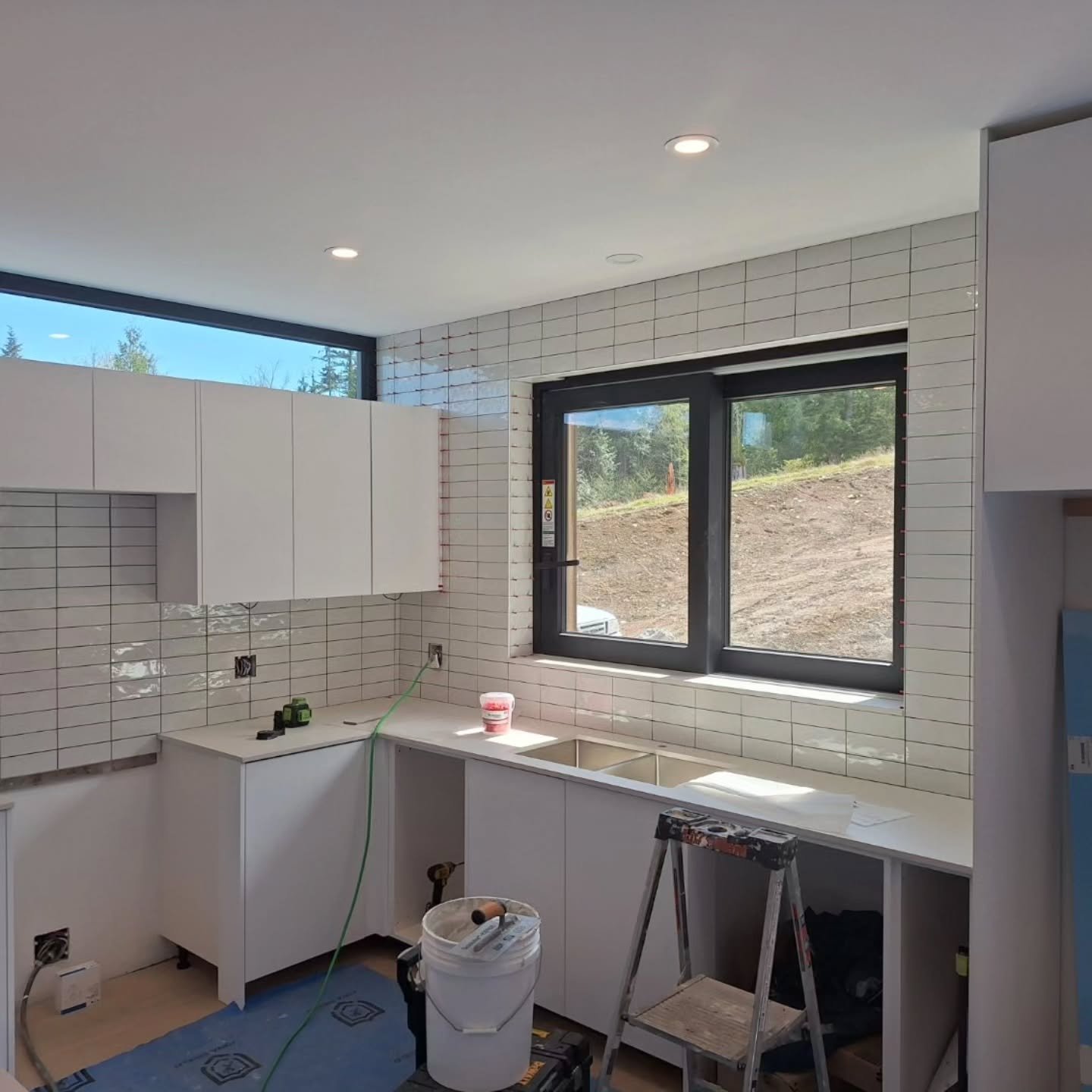 Why stop at the backsplash? 👌

Taking this tile to the ceiling brings texture and character to the whole kitchen. Clean lines, a little shine, and natural light doing its thing.

Functional design, the Bare Hands way.

#BareHandsTiling #SunshineCoas