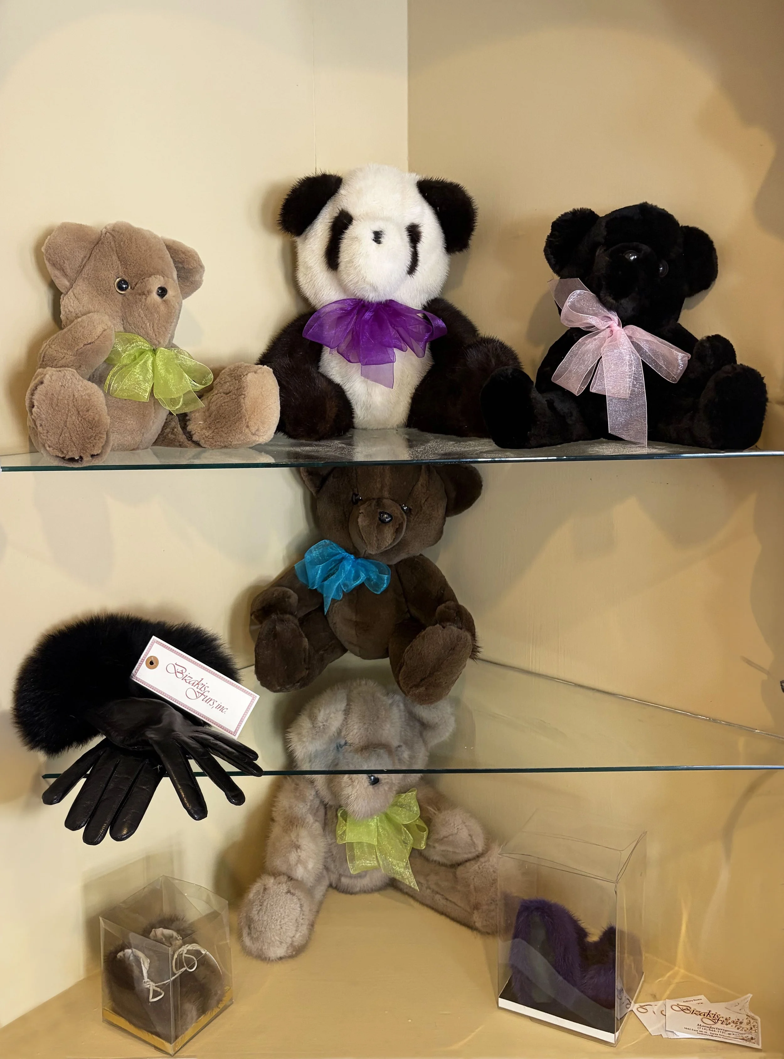 shlef with plush toys