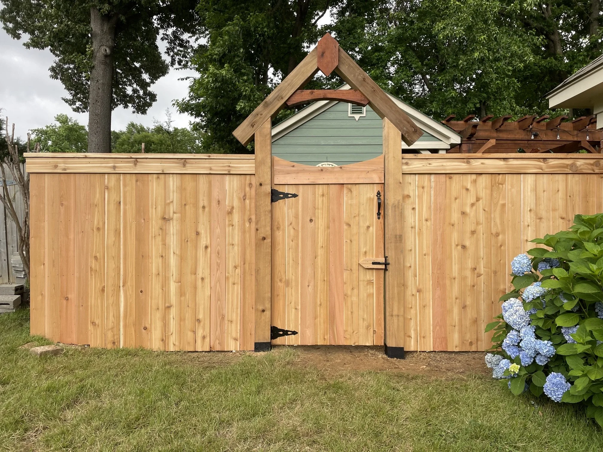 Custom cedar privacy fence with decorative gate, Memphis, TN