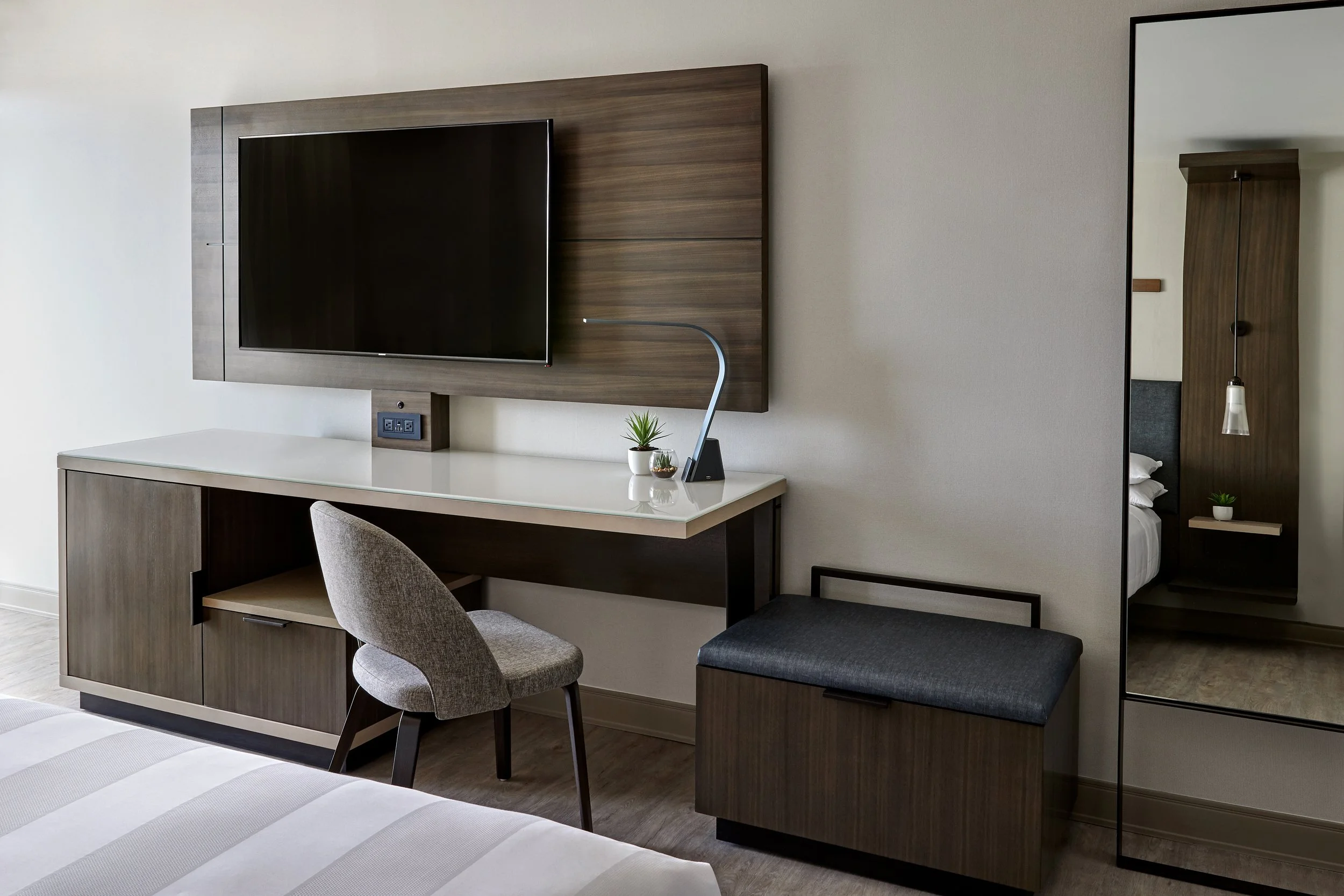 MH_LAXAH_3_2018_Guestroom_TV_Desk.jpg