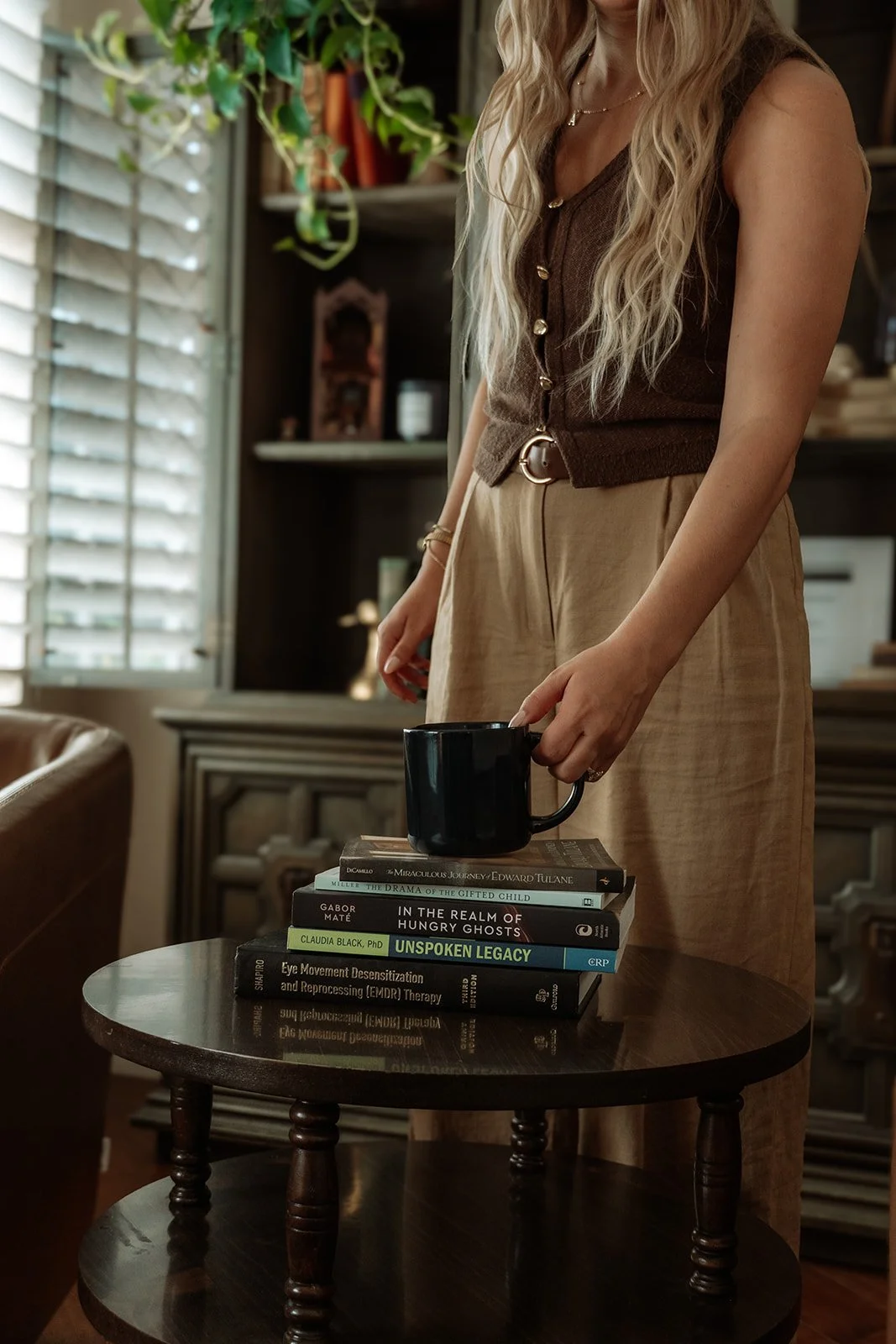 Loran Wallace addiction therapist in therapy office Scottsdale Arizona, trauma-informed addiction and substance use treatment