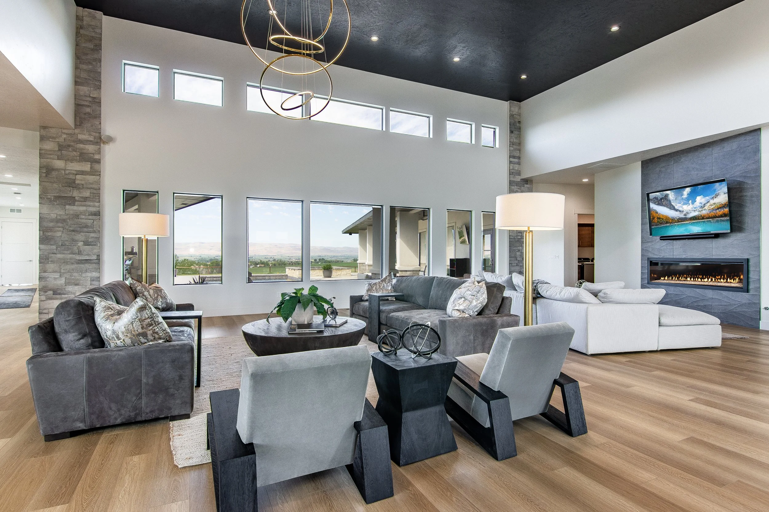 Living_area_with.fireplace.jpg