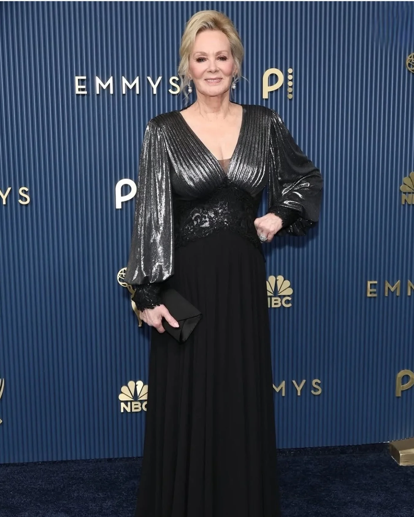 Jean Smart proves once again that timeless glamour never goes out of style. She looked absolutely stunning accepting her Emmy in this exquisite Tadashi Shoji gown &mdash; a perfect blend of sophistication, femininity, and effortless Hollywood glamour