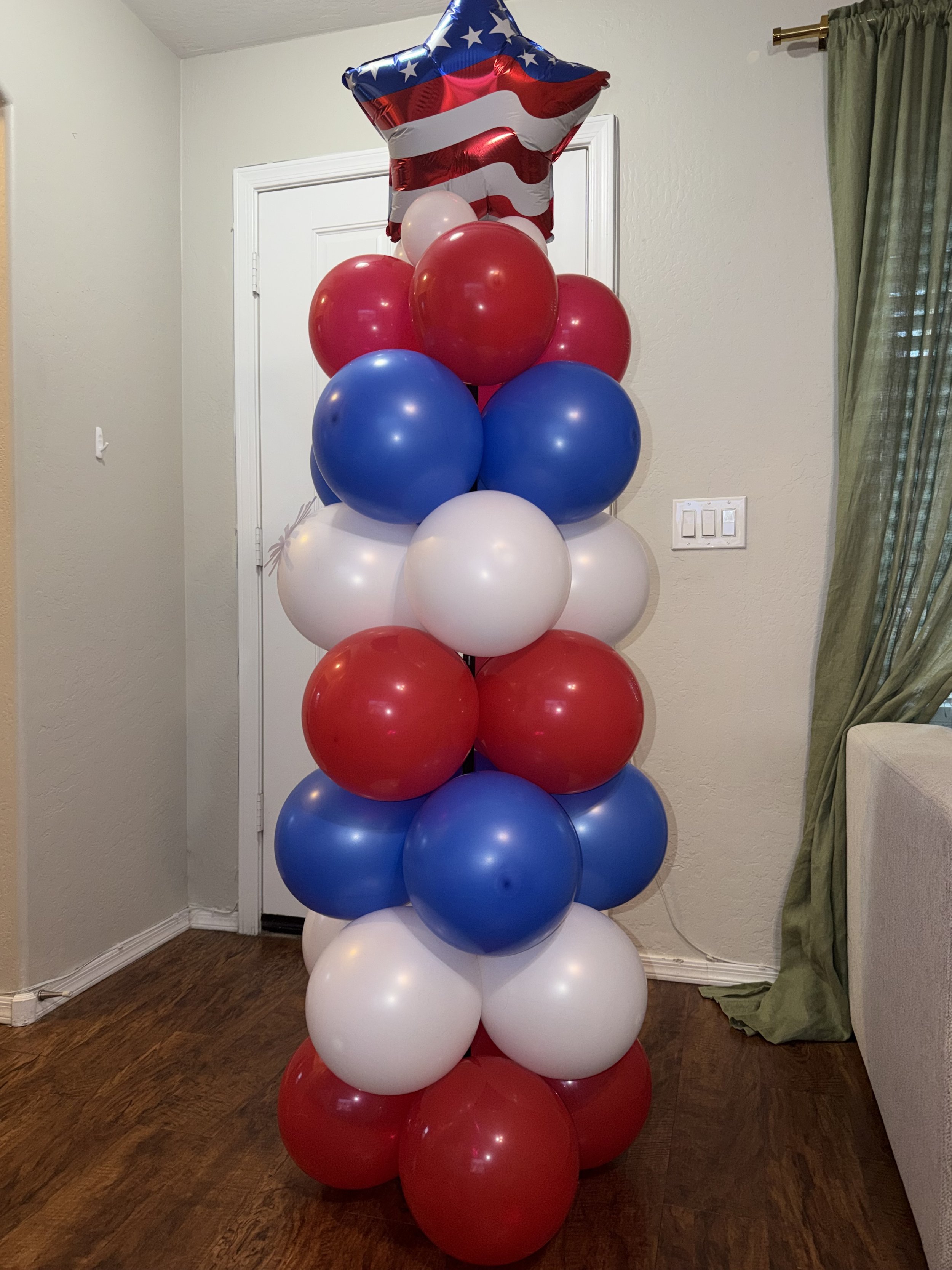 Free standing balloon column
