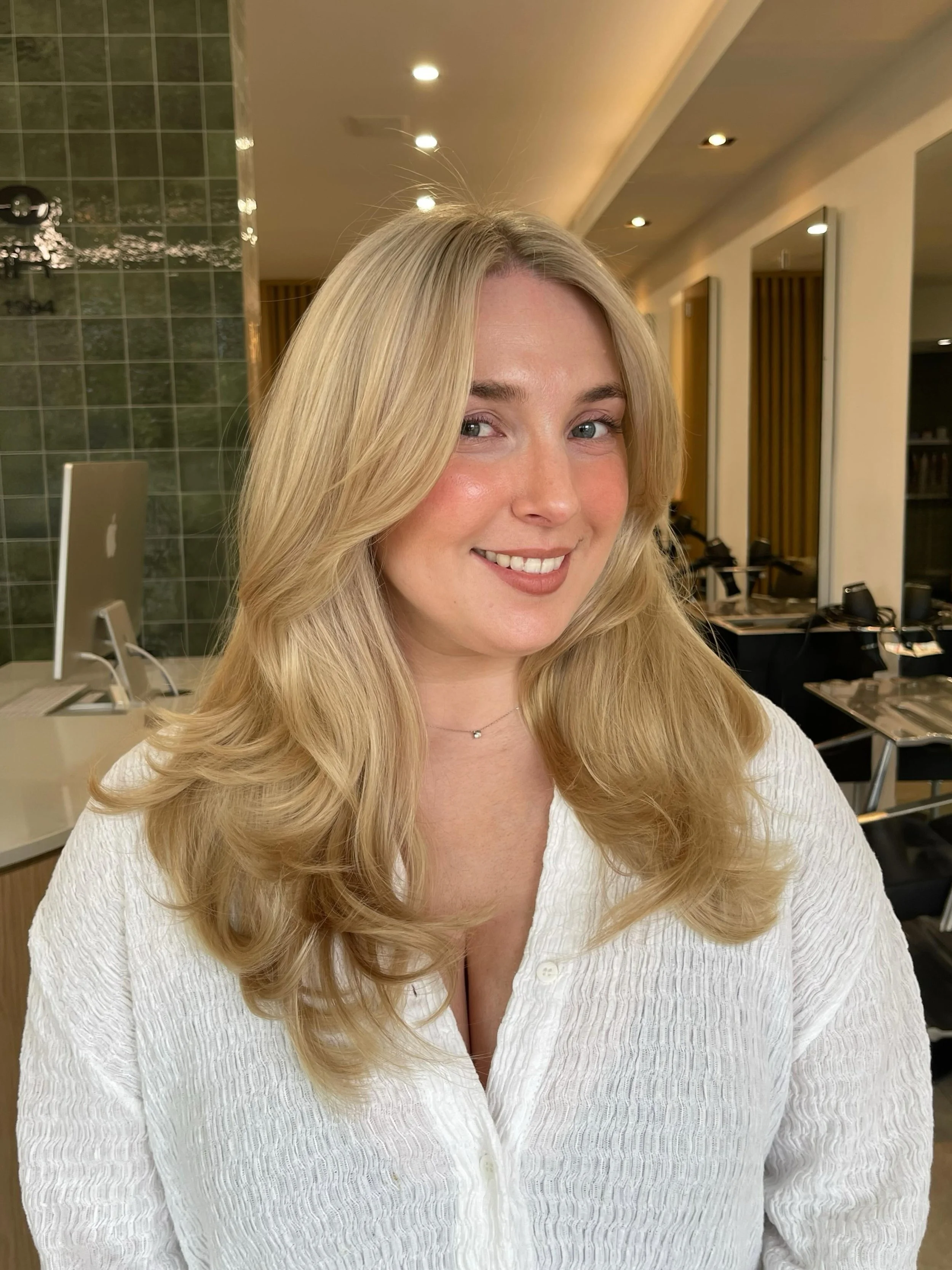 Fresh foils + fresh cut = pure bliss ✨

#blondebombshell #blondehighlights #layercut #brightblonde