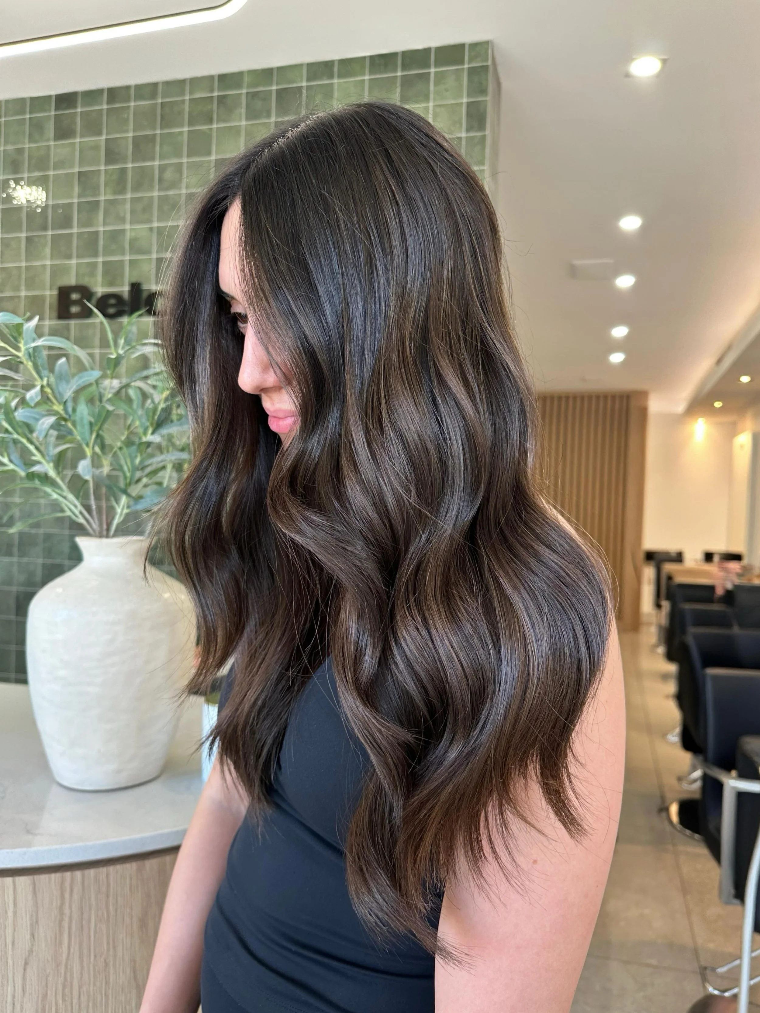 Just a littleeee bit lighter ☀️
The softest blend of foils for that subtle pop of lightness&hellip; just gorgeous 🤎

#bronde #balyage #brunette #blondehighlights #blondespecialist