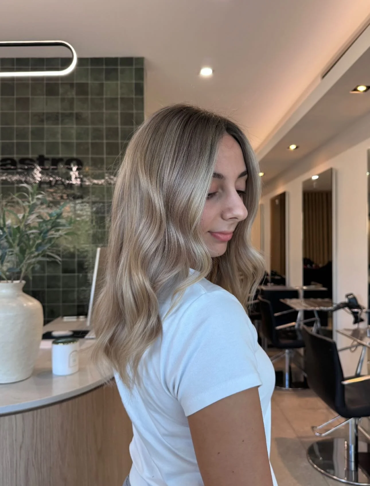 SWIPE FOR THE BEFORE 👀

A combination of highlights and lowlights was used to create this gorgeous colour 🤍