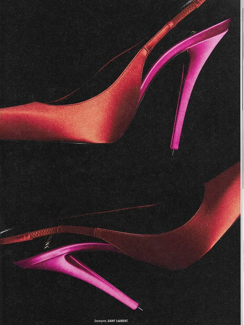 Une image de deux escarpins rouges avec des talons aiguilles roses foncés, posés sur un fond noir, avec le texte 'Escarpins, SAINT LAURENT' en bas.