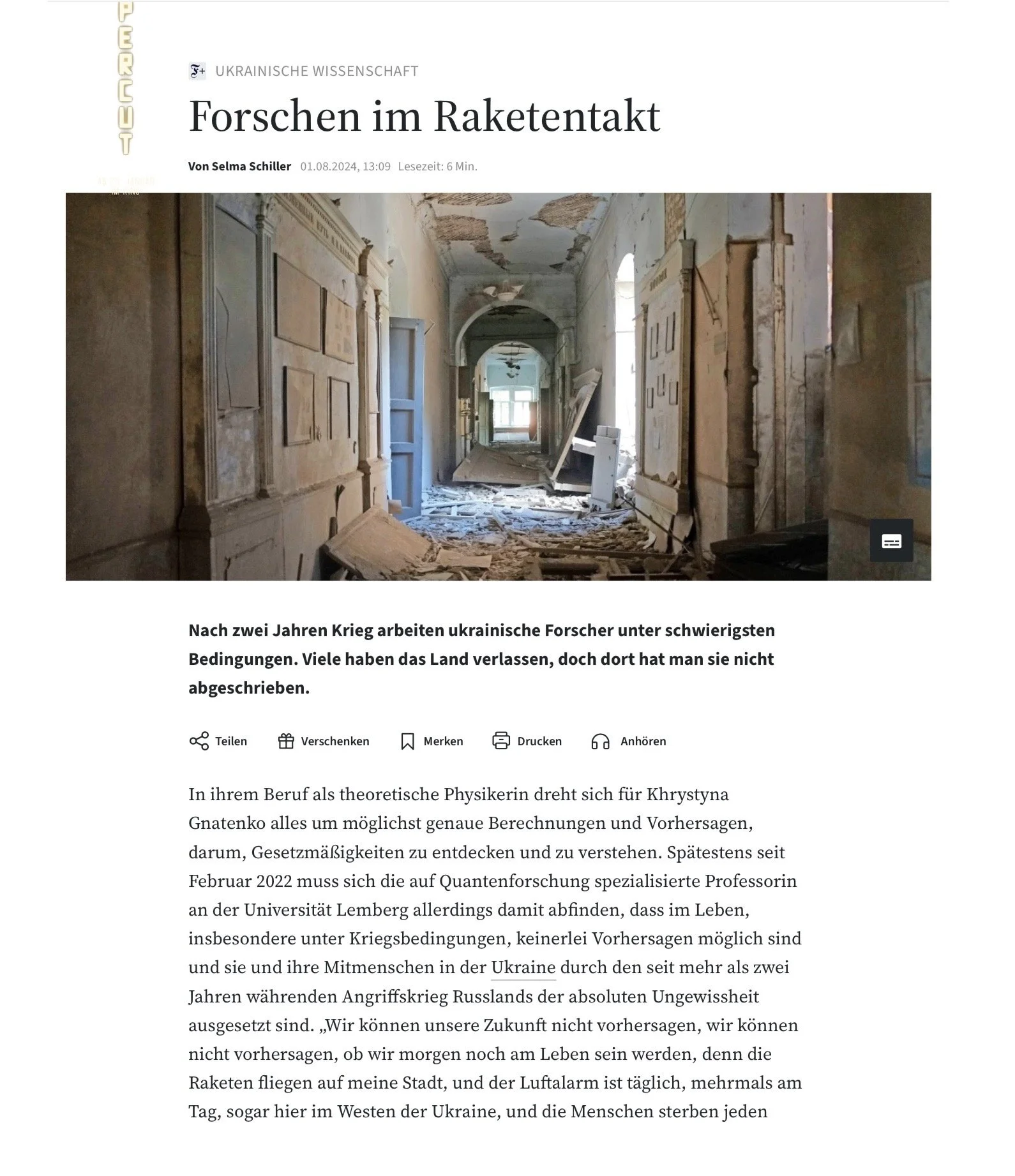 Ein verlassener, beschädigter Flur in einem alten Gebäude mit zerbrochenen Decken und zerbrochenen Wänden, das von Ruinen und Staub bedeckt ist.