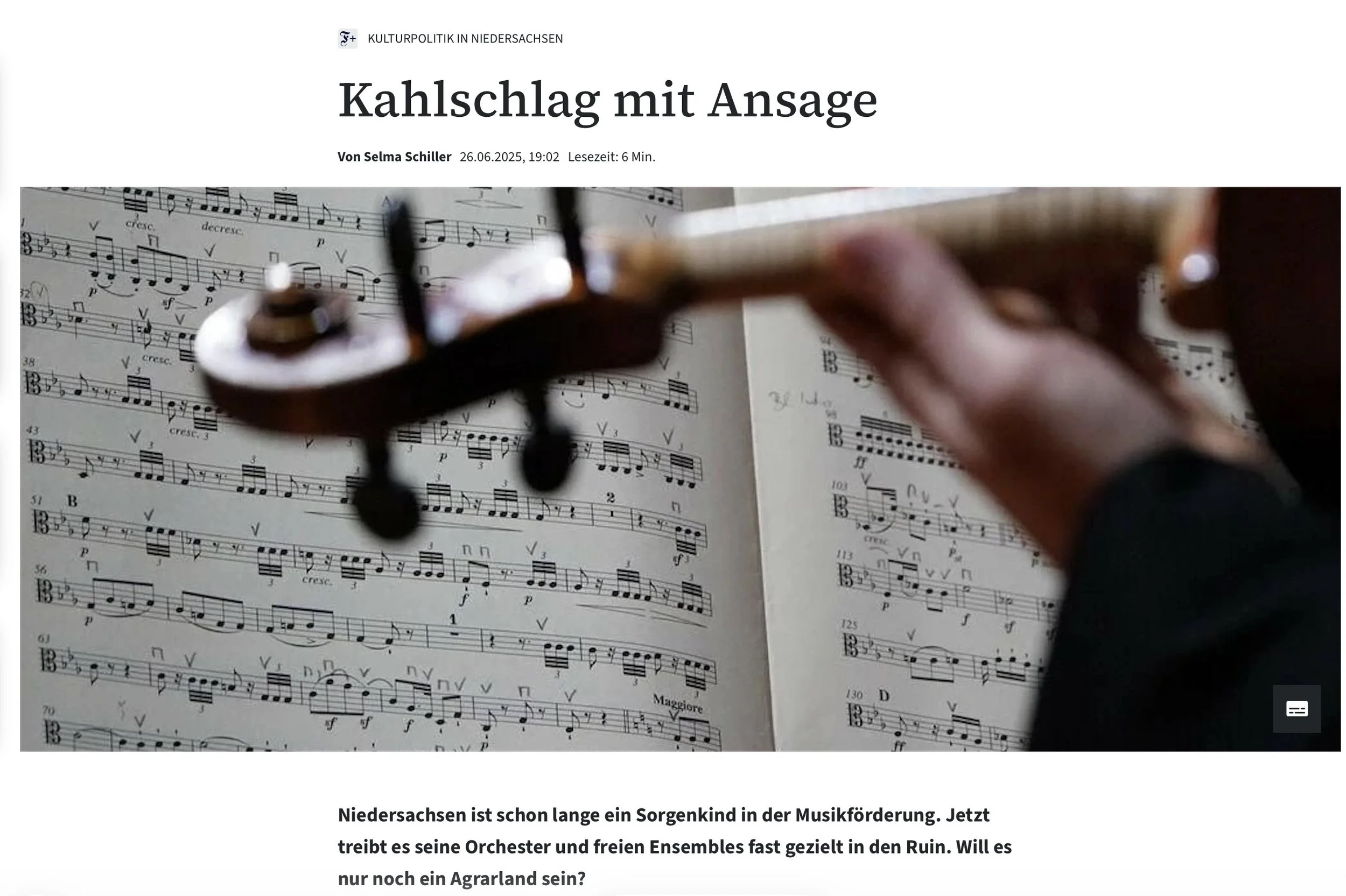 Ein Bild zeigt ein Hand, die auf einem Notenblatt Musik schreibt, während im Vordergrund eine Person eine Geige spielt. Im Hintergrund ist eine Zeitungsüberschrift mit dem Titel 'Kahlschlag mit Ansage' und Text darüber.
