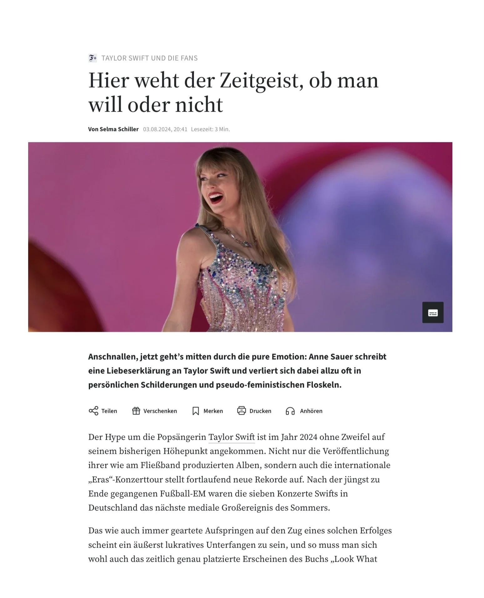 Screenshot eines Artikels mit Titel "Hier weht der Zeitgeist, ob man will oder nicht". Das Bild zeigt Taylor Swift in einem funkelnden Kleid, lachend vor einem pinken Hintergrund.