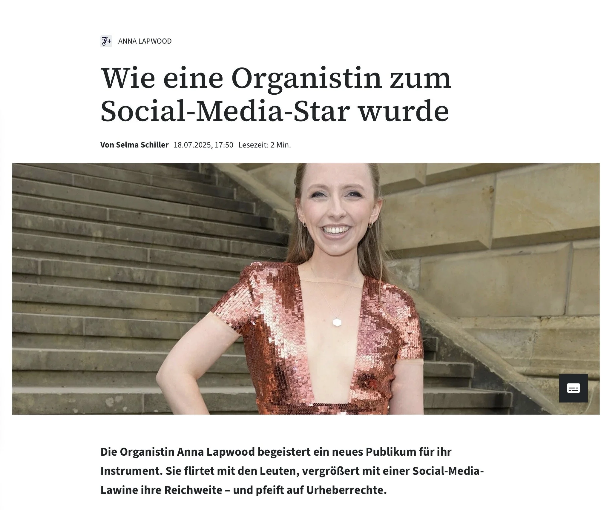 Artikelüberschrift: Wie eine Organistin zum Social-Media-Star wurde. Bild zeigt eine junge Frau in einem roten Pailletten-Outfit, die auf einer Treppe steht und in die Kamera lächelt.