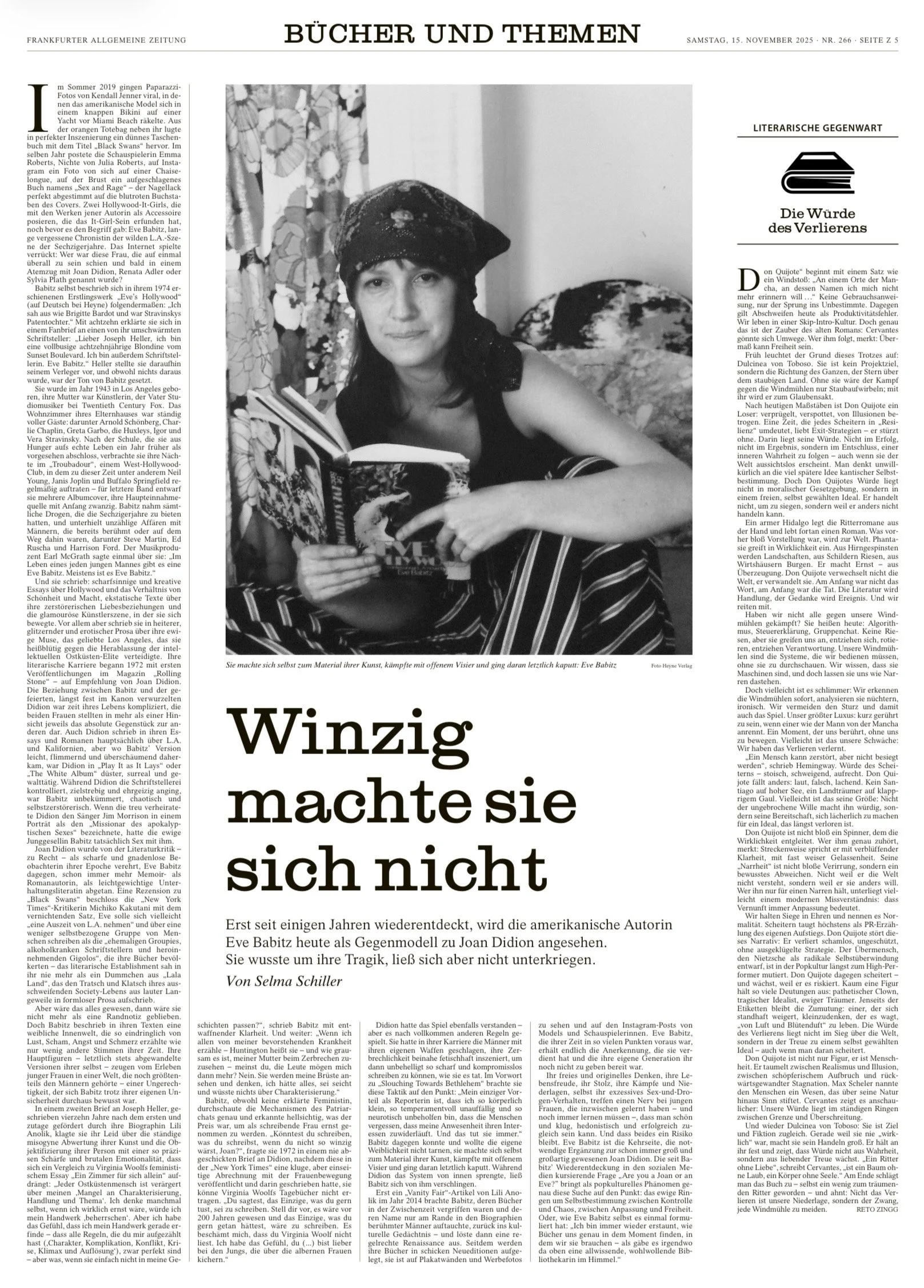 Schwarz-weiß-Foto einer jungen Frau mit dunklem Hut, die ein Buch liest und dabei an einem Tisch liegt, umgeben von einer gemütlichen Umgebung mit gepolsterten Möbeln.