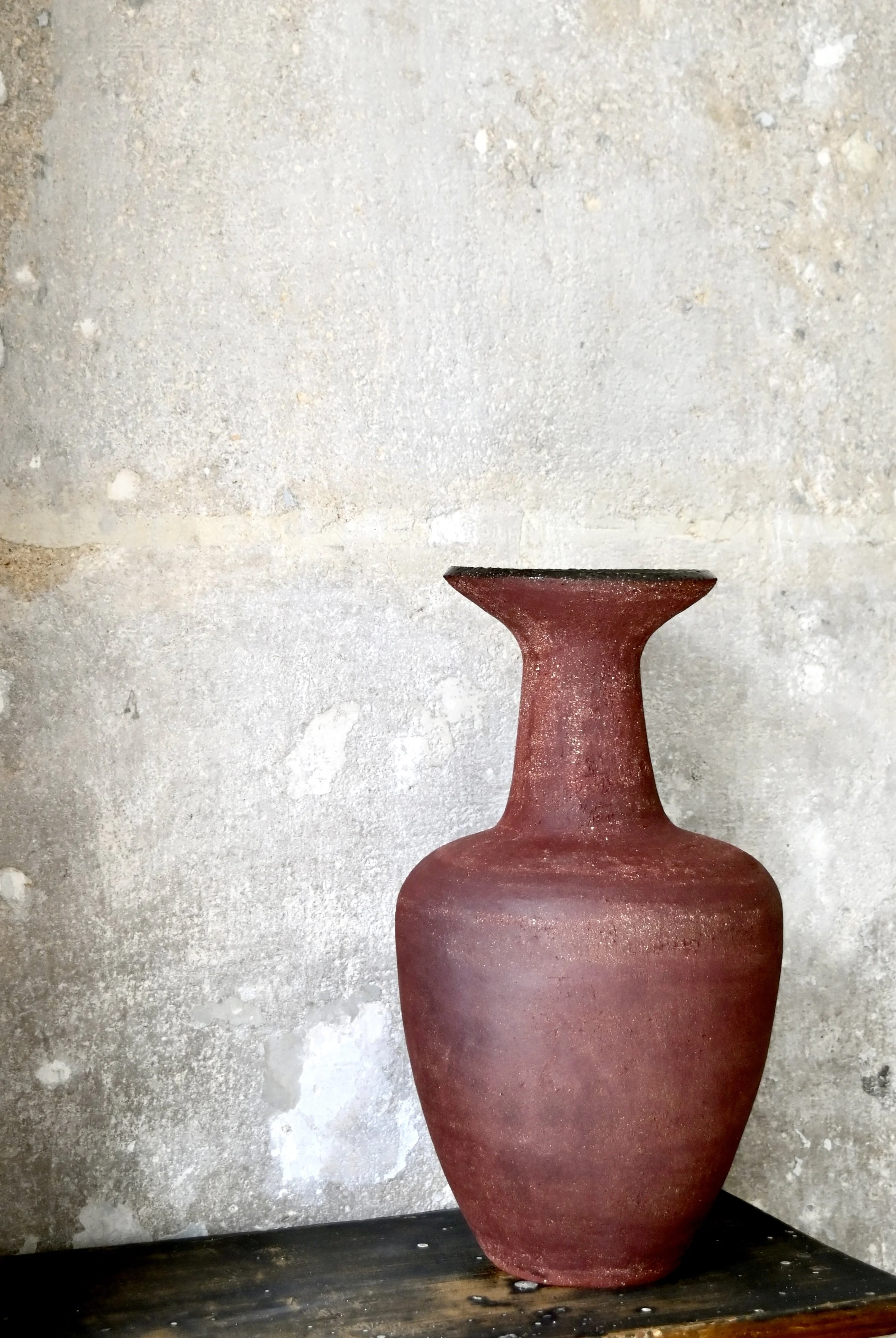 Vase amphore en grès rouge, réalisé au modelage. La pièce est émaillée à l'intérieur. 
