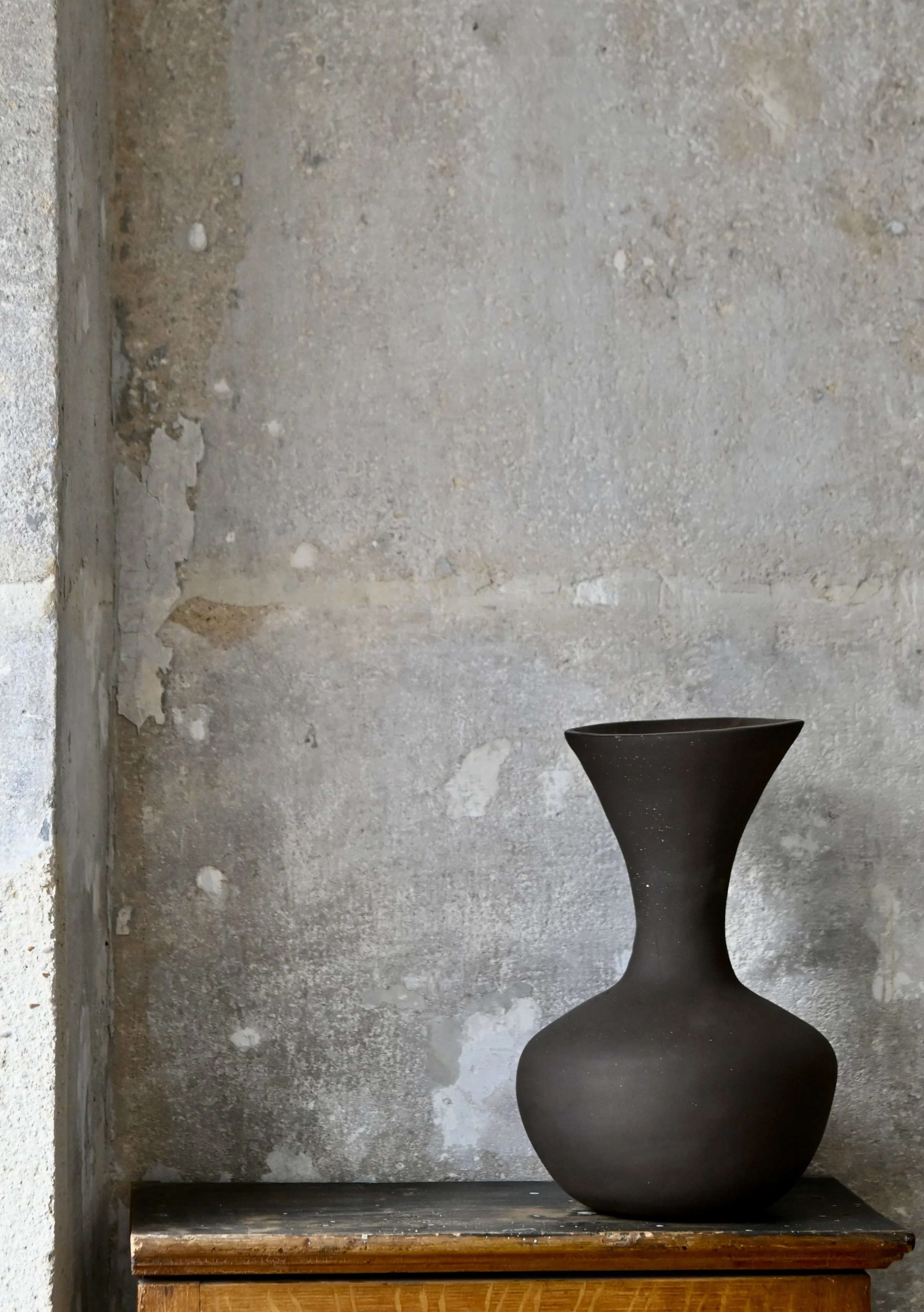 Vase en grès noir à l'atelier. 