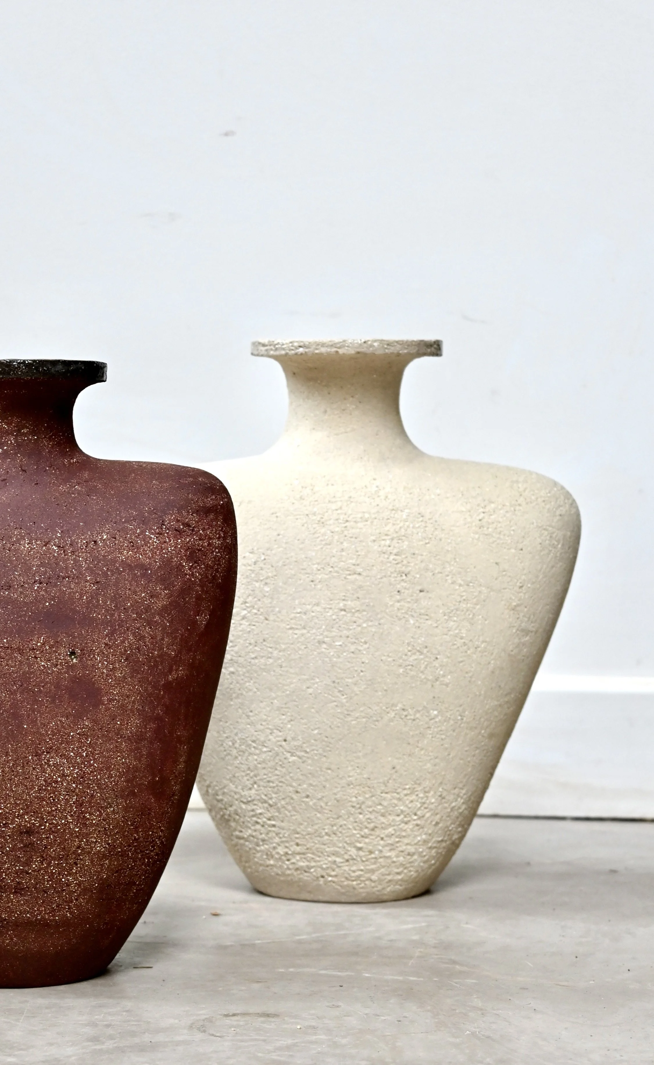 Deux vases s'inspirant l'un de l'autre, l'un en grès blanc, l'autre en grès rouge. Tous deux ont été réalisé par mes soins au modelage au colombin. 