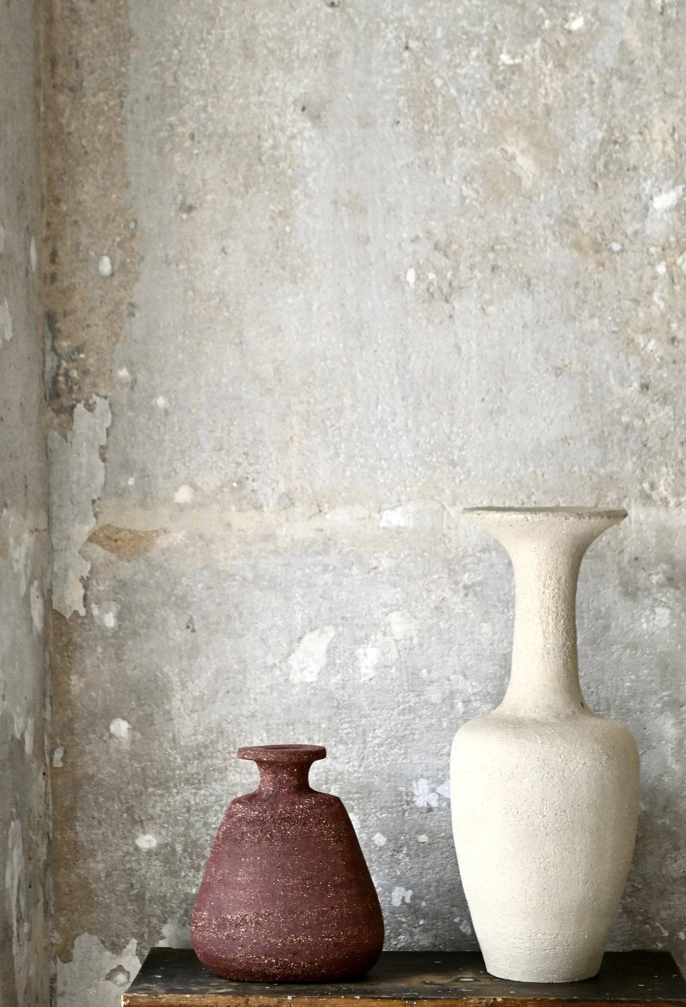 Vases en grès rouge à l'atelier.