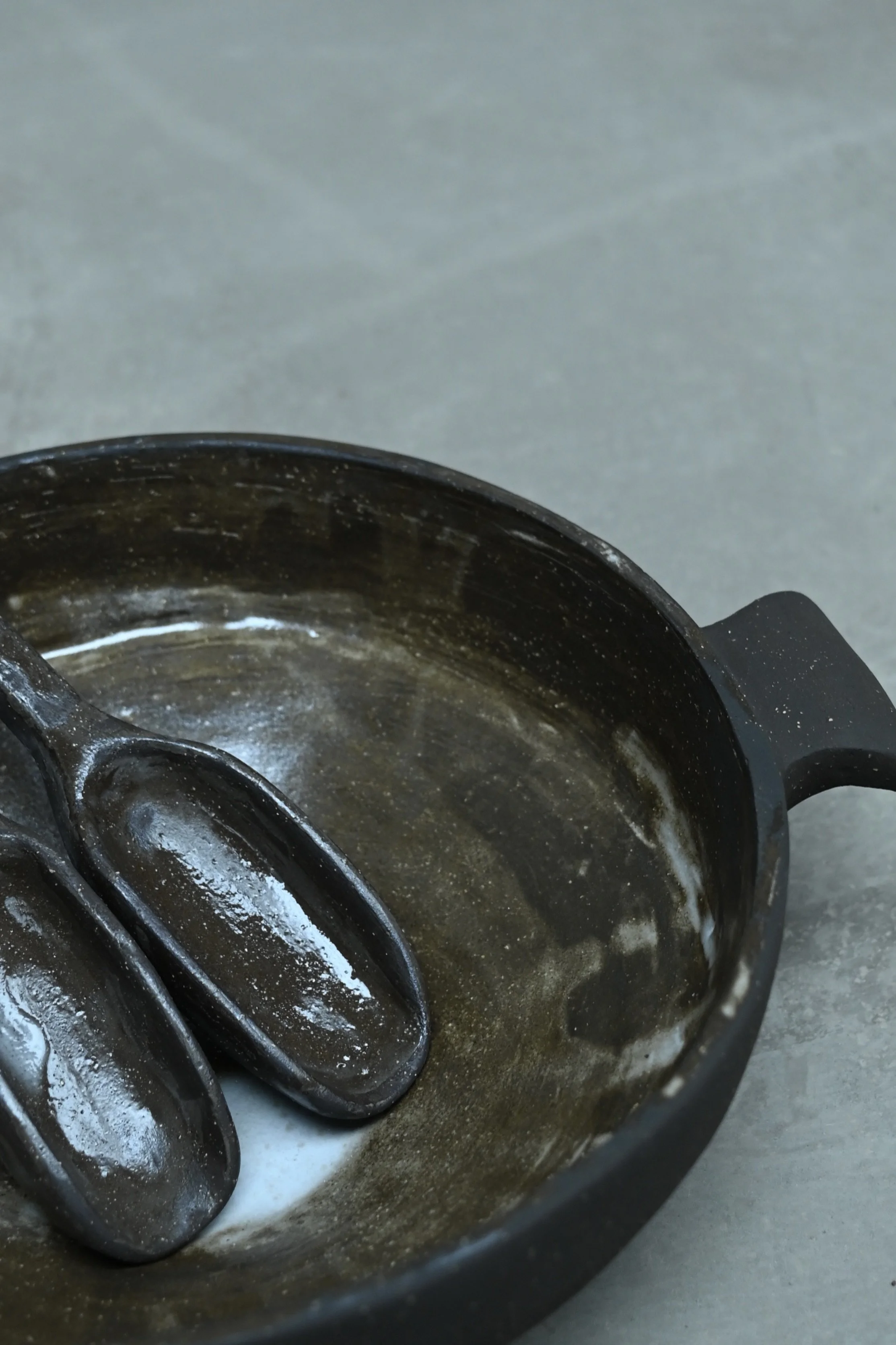Un plat en grès noir réalisé au modelage à la main, par Jeanne Yaa Stenmanns. 
