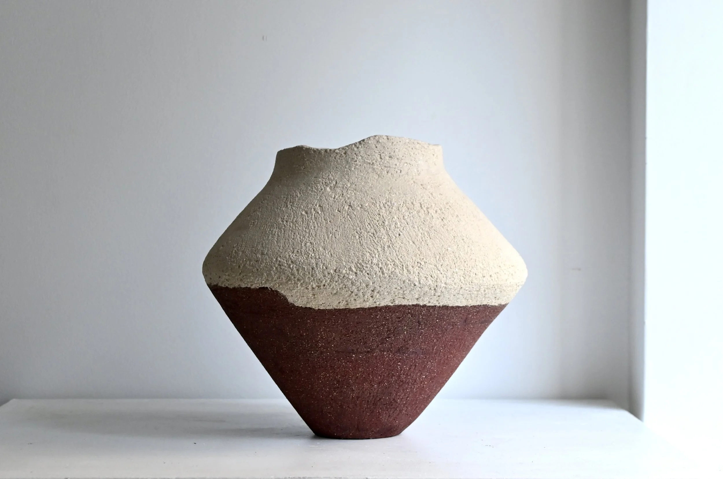 Vase en mélange de grès blanc et rouge