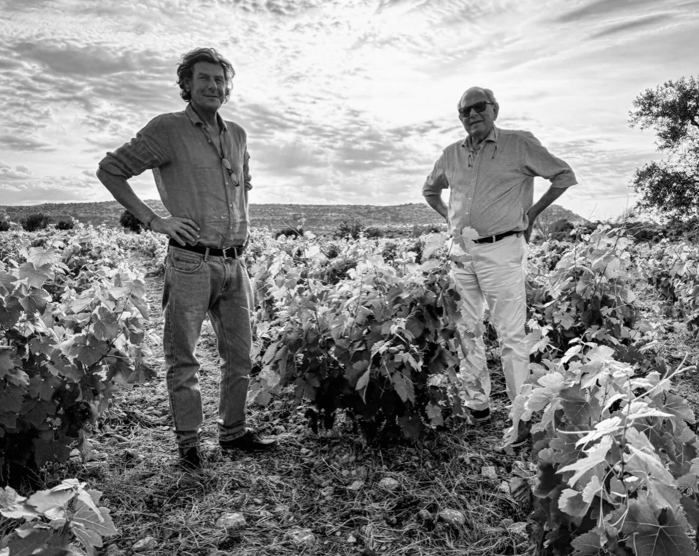 Two generations, one estate. 🍇

Peter and Anders at Montecarrubo, sharing a place shaped by years of observation, patience and work.

What began with Peter&rsquo;s lifetime in wine is now becoming a shared family story &mdash; rooted in Sicily and c