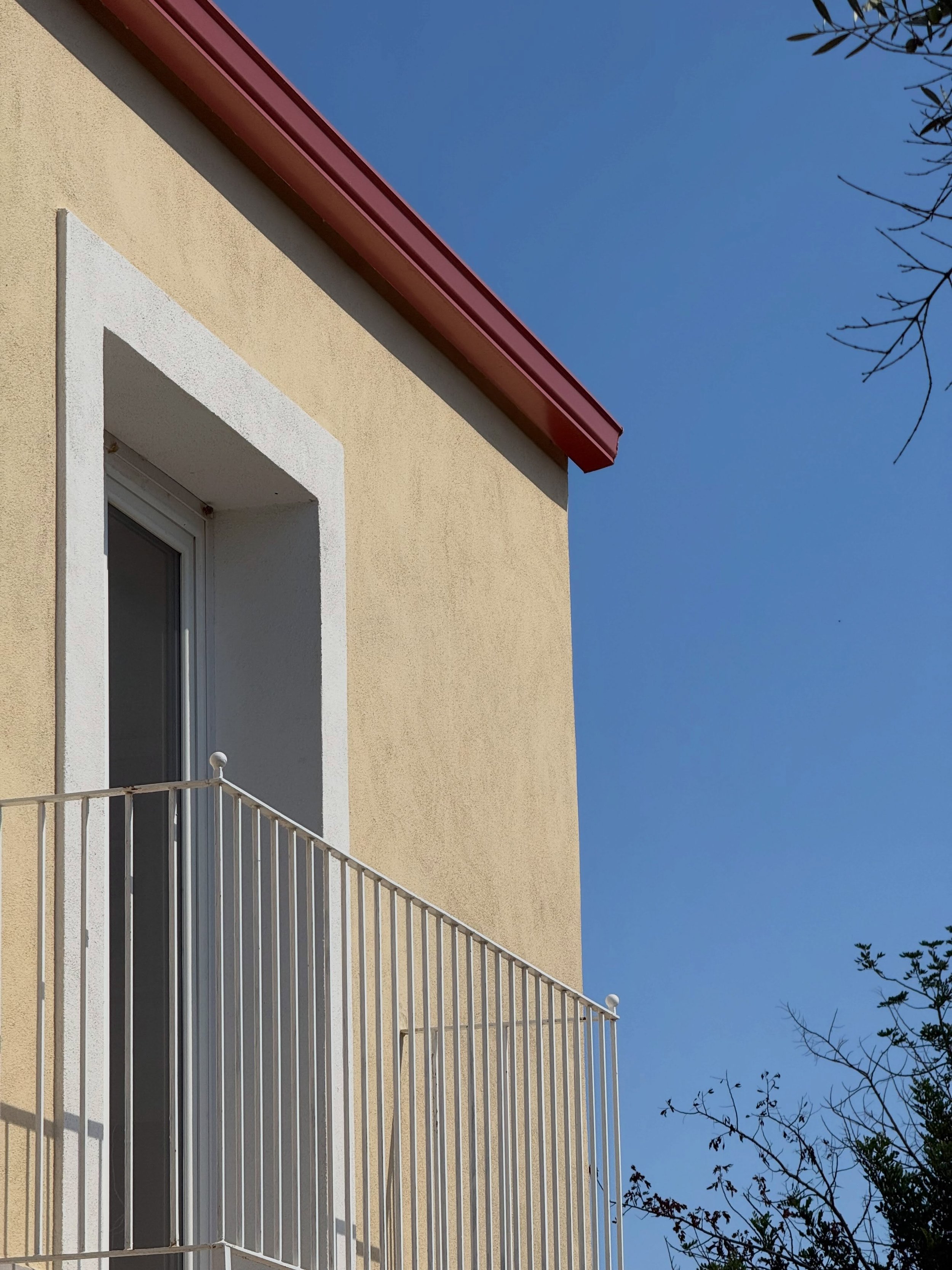 Details of the Tower - the space where our private wine tastings take place 🥂

Overlooking Mount Etna, this is where we welcome guests to discover Montecarrubo through our wines, vineyards and stories. 🍇

Visits and tastings are available by prior 
