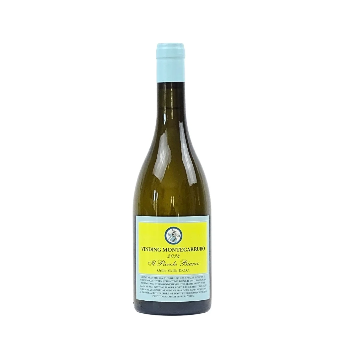 Bottle of white wine with a yellow label and blue cap, displaying text about Vinding Montecarrubo 2024 Il Piccolo Bianco from Sicily.