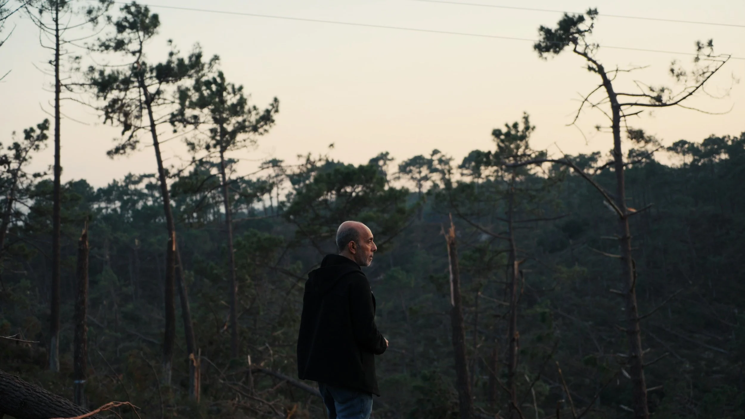 Francisco, Designer gráfico, Lisboa. Frame do filme 'Baldio' Documentário
"Todo o evento de crise climática tem aparência de coisa natural: é a chuva que sempre vinha, é o calor... é , está quente mesmo não é?”