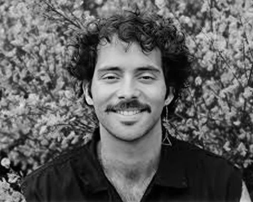 EDGAR VALENTE, Banda sonora do 'Baldio' Músico e compositor, Edgar Valente é uma das vozes mais originais na renovação da música popular portuguesa. Lidera o coletivo Criatura e integra projetos multidisciplinares como Bandua e o Coro dos Anjos.