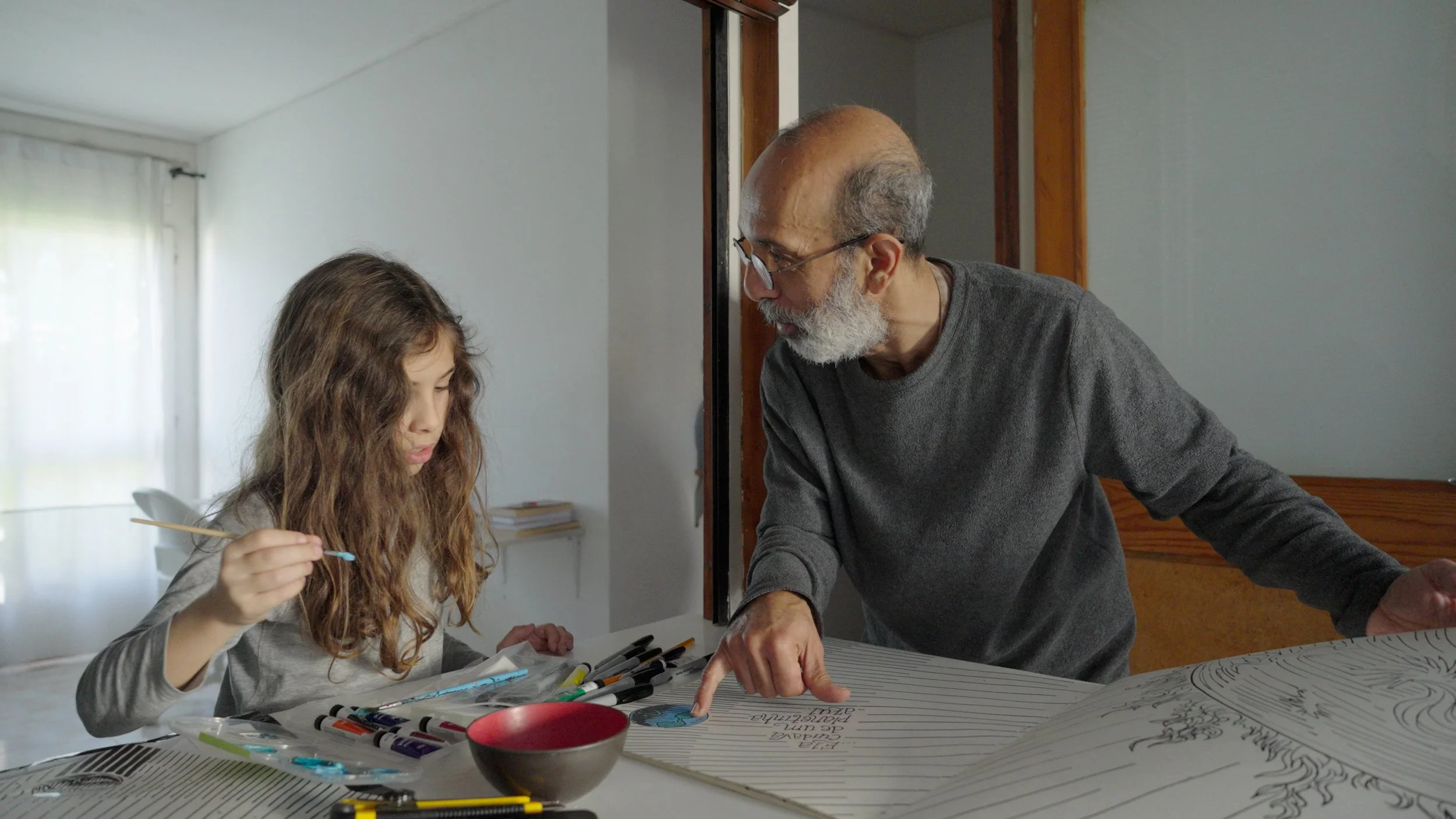 O filme começa em casa. À mesa da cozinha, Francisco e o filho, Benjamim, desenham e pintam em grandes folhas brancas de papel. Enquanto desenham, conversam sobre a geografia do mundo. 'Baldio' Filme, Documentário