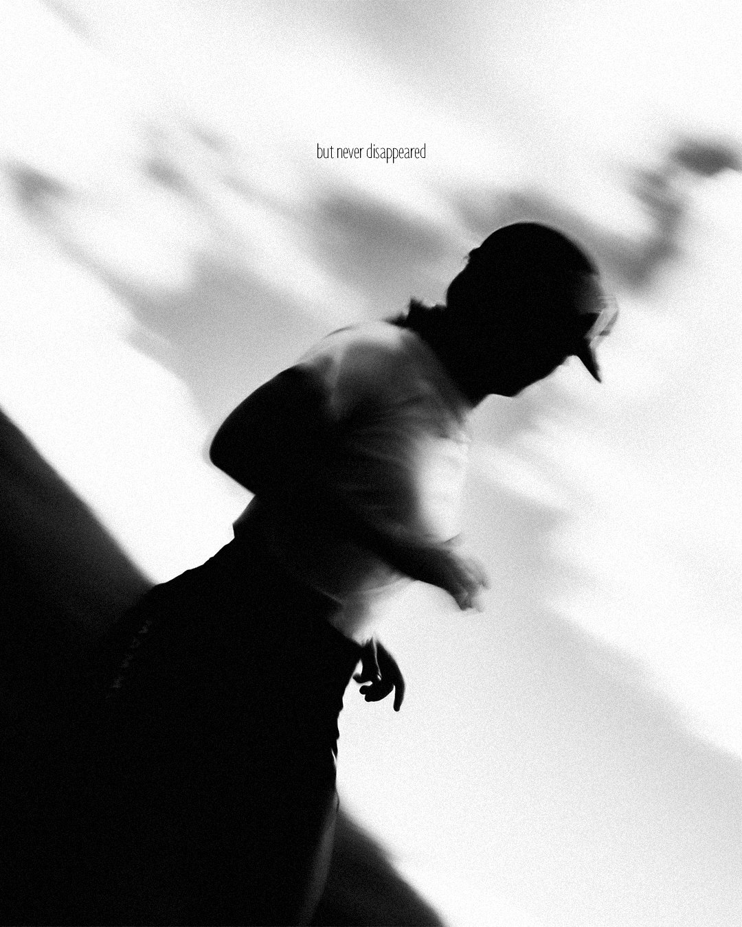 Silhouette d'une personne portant des lunettes de soleil, regardant vers le bas, avec un texte en anglais : « but never disappeared »