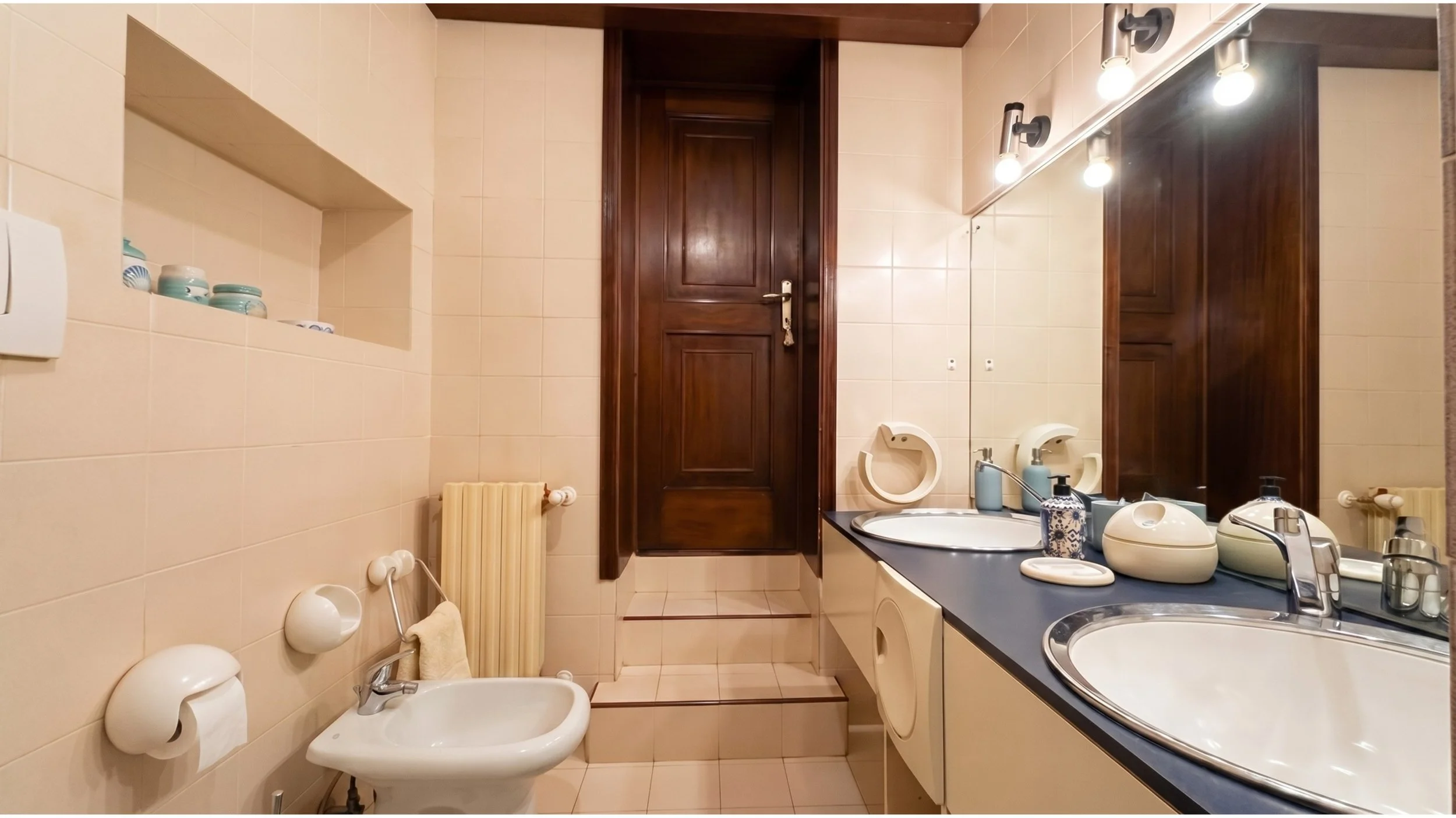 Un seconda vista del bagno padronale con due lavabi, verso la porta di entrata